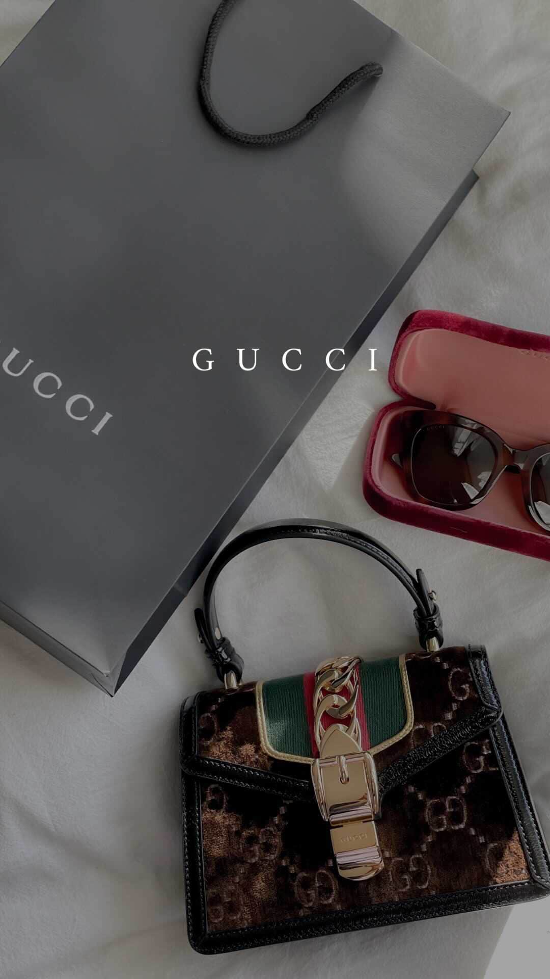 のインスタグラム：「・ ・ Christmas present🎁✨ #GUCCI ダーリンに買って頂きました❤︎ まぁ、足りなくて私も出したけどねww ・ ・ #クリスマス#プレゼント#Christmas#Xmas#happy#merrychristmas#thankful#LOVE」