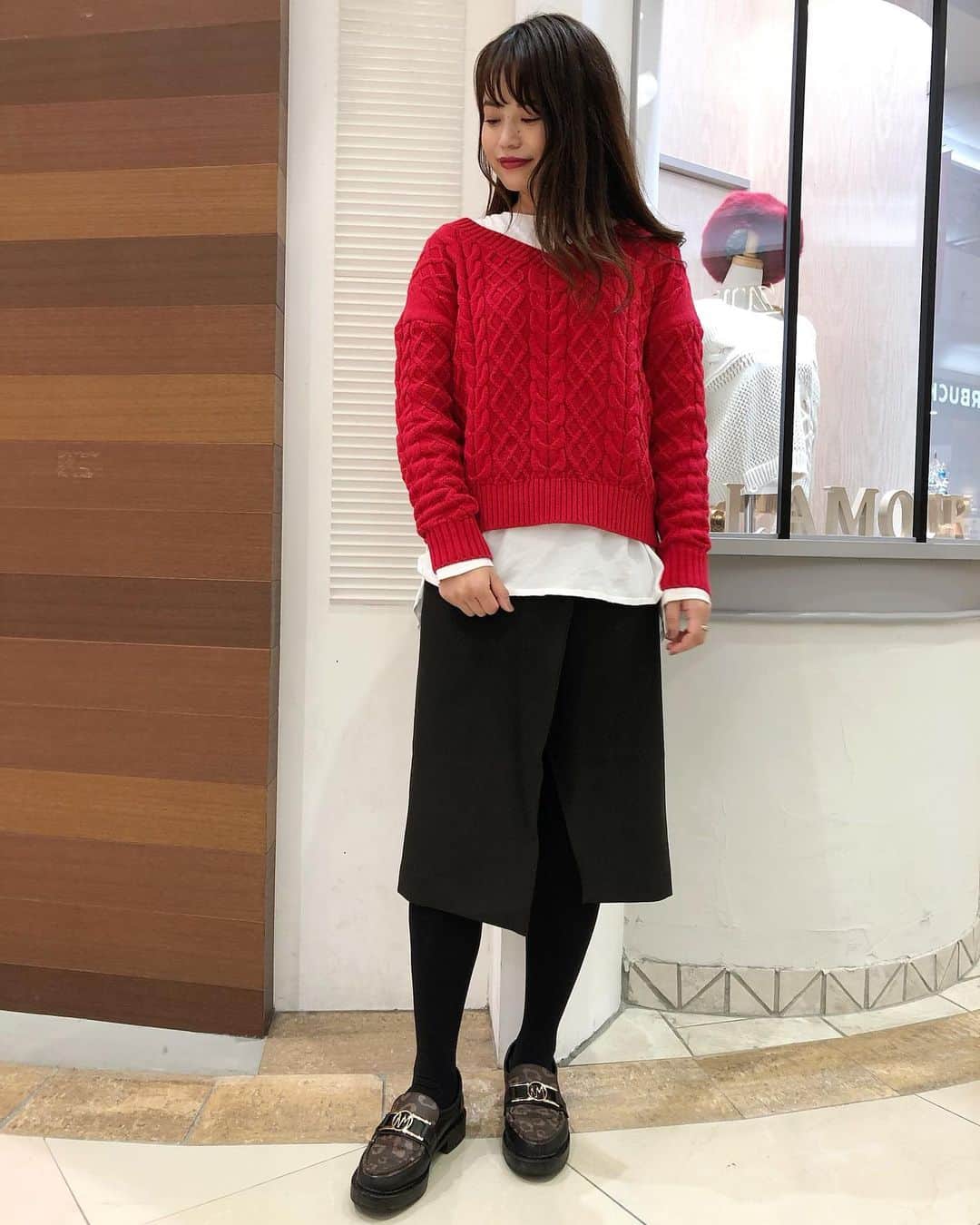 新谷美奈のインスタグラム：「.﻿ ﻿ 昨日のしんたには﻿ サンタ配色でした🎅🏻🎄🎁﻿ 冬の赤ってやっぱりかわいい☺️❤️﻿ ﻿ Nina mew﻿ knit ¥14,000+tax﻿ cut&sew ¥9,500+tax﻿ shoes ¥28,000+tax﻿ ______________________________________﻿ ﻿ 🎍Nina mew 2021 HAPPY BAG🛍﻿ 数量限定！ご予約承っております🤍﻿ ﻿ ☃️WINTER SALE開催中！﻿ ﻿ @ninamew_official#Ninamew#ニーナミュウ#ゆめタウン#ゆめタウン佐賀#セレクトショップ#selectshop」