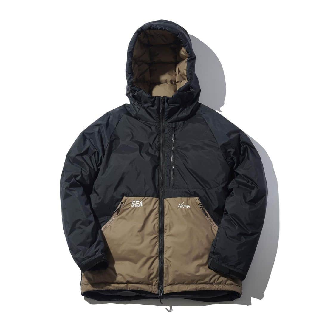 のインスタグラム：「. -In Store Now- ㅤㅤㅤㅤㅤㅤㅤㅤㅤㅤㅤㅤㅤㅤㅤㅤㅤㅤㅤㅤㅤㅤㅤㅤㅤㅤㅤㅤㅤㅤㅤㅤㅤㅤㅤㅤㅤㅤ ㅤ ▶︎OUTER 【 WIND AND SEA × NANGA × AMERICAN RAG CIE】 SWITCH COLOR AURORA TEX DOWN JACKET ¥ 55,000(＋tax）  あたたかさも、遊び心も、この1枚で  冷たい風が染みる冬。真綿布団の産地発・国産ダウンのリードカンパニー「NANGA」の代名詞「AURORA TEX®」*を使用したアイテムが登場。NANGA×WIND AND SEA×AMERICAN RAG CIEのトリプルコラボレーションが実現しました。 左右にはブランドロゴ刺繍、裏地には WIND AND SEA のメッセージをプリントしたスペシャルな仕上がり。こだわりの日本製です。上質なスパニッシュダウンを150g封入し、裏地には柔らかな40デニールナイロンを使用、あたたかく・軽く・柔らかな着心地をお楽しみください。ロゴプリント入り収納袋付で持ち運びにも◎。ユニセックスアイテムとして幅広く着用できます。  *AURORA TEX®（オーロラテックス）とは 多孔質ポリウレタン防水コーティング加工を施したナイロン生地で、高い防水性と蒸気透湿性が特徴の素材です。  Photo @d.iam  Model @jenmilaa  Hair&make @yudai_pells  @kenya_yamazaki  Art direction @wonderfulstandard @pigpen26  　  #americanragcie  #nanga  #windandsea  #nangaandsea #ナンガ #ウィンダンシー #アメリカンラグシー」