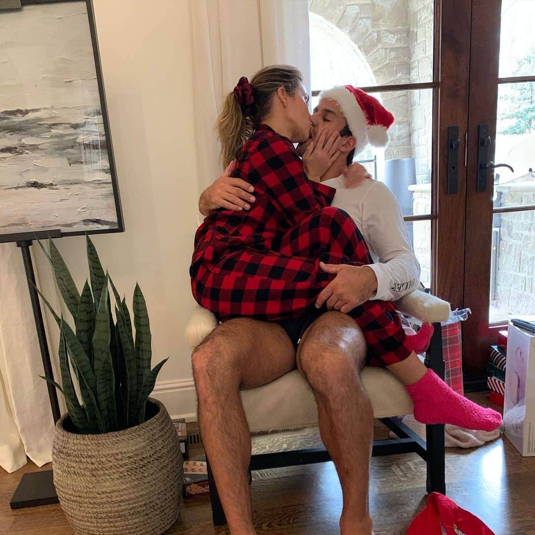 Jessie Jamesさんのインスタグラム写真 - (Jessie JamesInstagram)「Santa baby...gimme some Xmas tongue, cus I’ve been a really good/naughty girl.  Santa baby hurry and put the babies to bed✨」12月26日 12時04分 - jessiejamesdecker