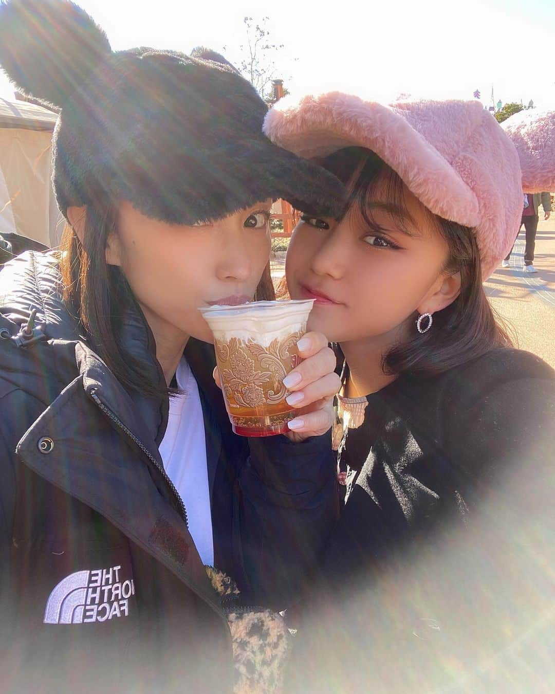 のインスタグラム：「ひなせと2人ディズニー🏰🐭🏰 ☆ お天気でよかった♥色々心配はあるけどしっかり感染対策して楽しみます🤓 ☆ ひなせがずっと乗りたがってた美女と野獣とベイマックスが取れてよかった🤩 ☆ 必死に気持ちをjkに寄せて母ちゃん頑張ります😂💪 ☆ #lifestyle#tokyodisneyland#ディズニー#ディズニーランド#母娘デート#クリスマスプレゼント#disneyland#disney#tdl #jkとアラフォー#東京ディズニーランド#supreme#シュプリーム#uniqlo#thenorthface」
