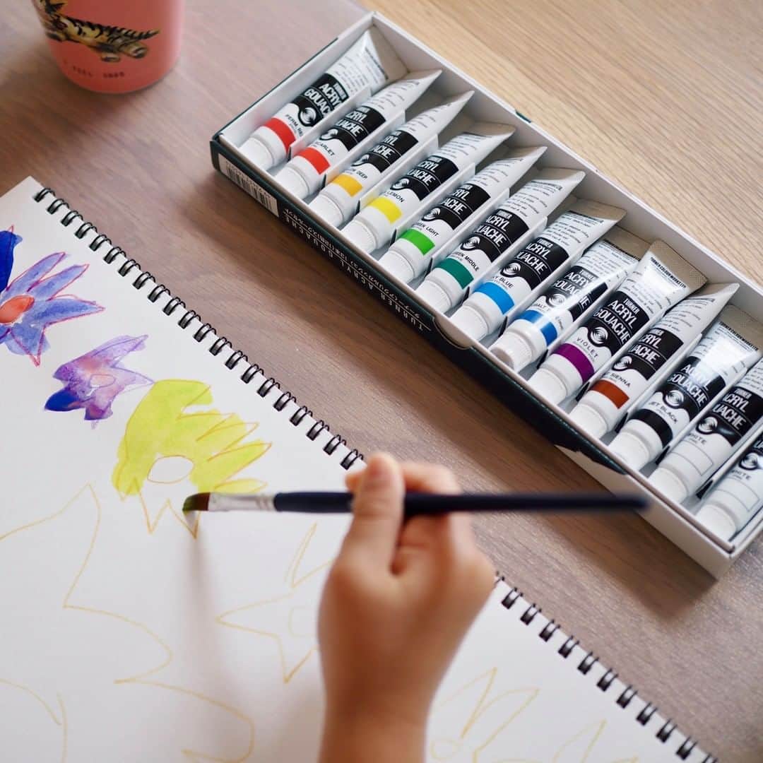ムクリ［mukuri］さんのインスタグラム写真 - (ムクリ［mukuri］Instagram)「後片付けのハードルを下げて、特別な絵の具遊びを楽しむ〜こどもと過ごす冬のおうち時間 〜  絵の具を使ったお絵かきが大好きなakieさんの娘さん。  娘さんにとって、色鉛筆やクレヨンと違って色を混ぜられたり水を使ったりする絵の具は、特別な道具なのだそう。  でも親からしたらこどもを絵の具で遊ばせるって、 大変そうだなと思ってしまいませんか。  akieさんは、その「準備、後片付け問題」のハードルを下げました。なるほど！が満載なアイデア、是非ご覧ください。  ▶︎ご紹介した読み物 https://mukuri.themedia.jp/posts/7414979 「あの人の暮らしが素敵な理由」カテゴリーよりご覧いただけます。  #おうち時間 #絵の具 #クレヨン #こどもと暮らす #こどものいる暮らし #賃貸暮らし #マンション暮らし #マンションインテリア #賃貸インテリア #北欧雑貨 #おうち時間 #マイホーム #マイホーム計画 #注文住宅 #おうち #住まい #新築 #インテリア #interior #北欧インテリア #シンプルな暮らし #暮らし #暮らしを楽しむ #日々のこと #くらしの編集 #丁寧な暮らし #ムクリ」12月26日 12時05分 - mukuri_official