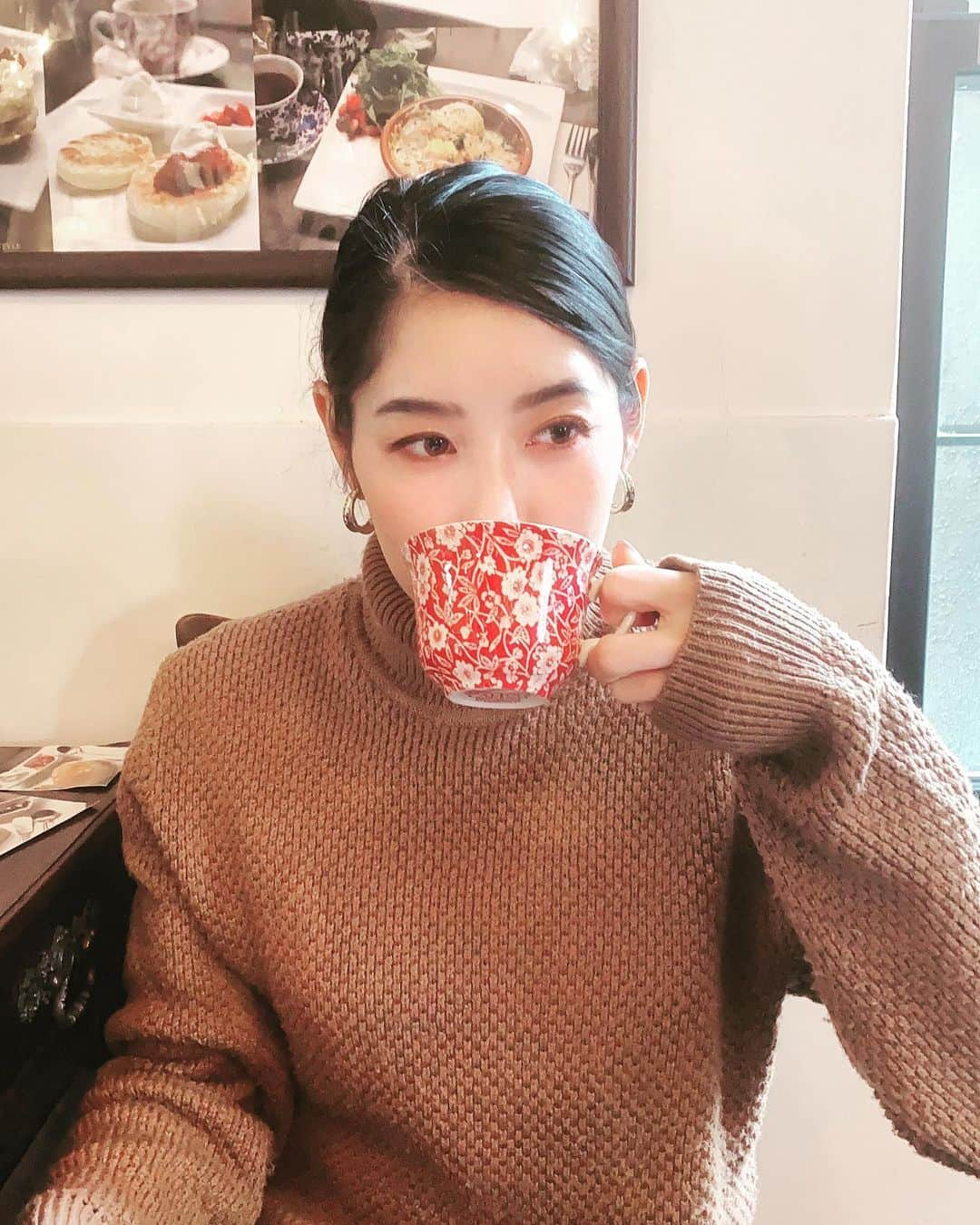 湯田葉月さんのインスタグラム写真 - (湯田葉月Instagram)「It's going to be a beautiful day☕️  シーズンも終わってやっと一息。朝から美味しい紅茶を頂きました💛ここで食べたエッグベネディクトが今まで食べた中でいっっっっっちばん美味しかったよ😍💕 #morning #tea #tearoom  #eggbenedict」12月26日 12時18分 - yudahazuki