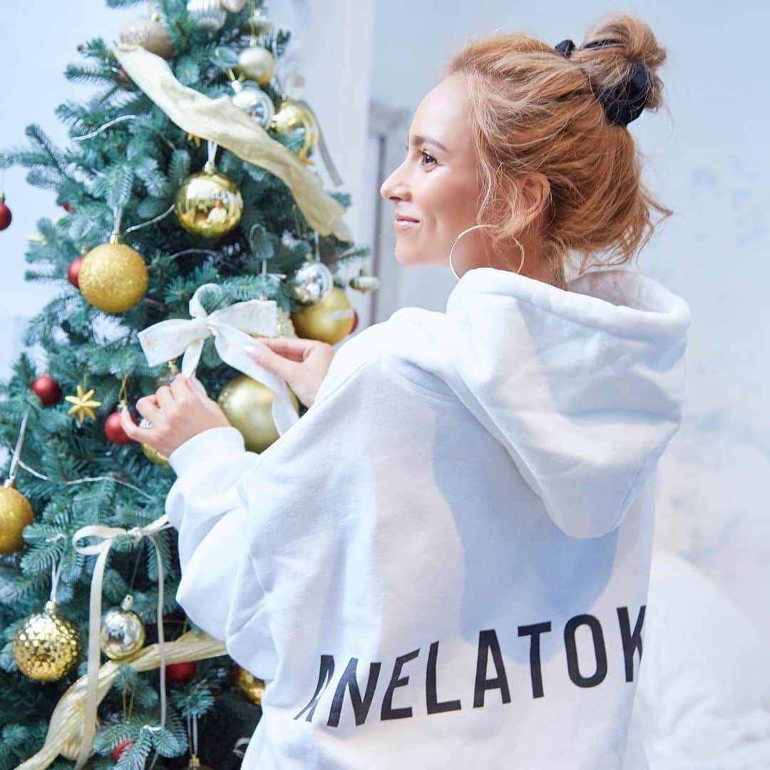 のインスタグラム：「𝙇𝙊𝙂𝙊 𝘾𝙊𝙇𝙇𝙀𝘾𝙏𝙄𝙊𝙉✔︎﻿ ﻿ ANELATOKYO Logo Dolman hoodie﻿ ﻿ 初回分即日完売❕﻿ 再入荷分完売❕❕﻿ 再・再入荷の大人気商品❕❕﻿ ﻿ ゆったりとしたシルエットと﻿ 大きめなフーディーが可愛い💓💗﻿ 今の時期にピッタリな裏起毛スウェット生地を使用した﻿ ユニセックスで来ていただけるBIGフーディー👫🏽﻿ ﻿ FOOT WEAR👣は、スニーカーは勿論◎﻿ 美脚効果絶大のANELATOKYOブーツとの﻿ 黄金比stylingは間違いなしです✔︎﻿ ﻿ これであなたも#アネラー の仲間入り☝🏽🎶﻿ ﻿ #logocollection #logo #backinstock #musthave﻿ #bestseller #hoodie #sweat #tops #ANELATOKYO」