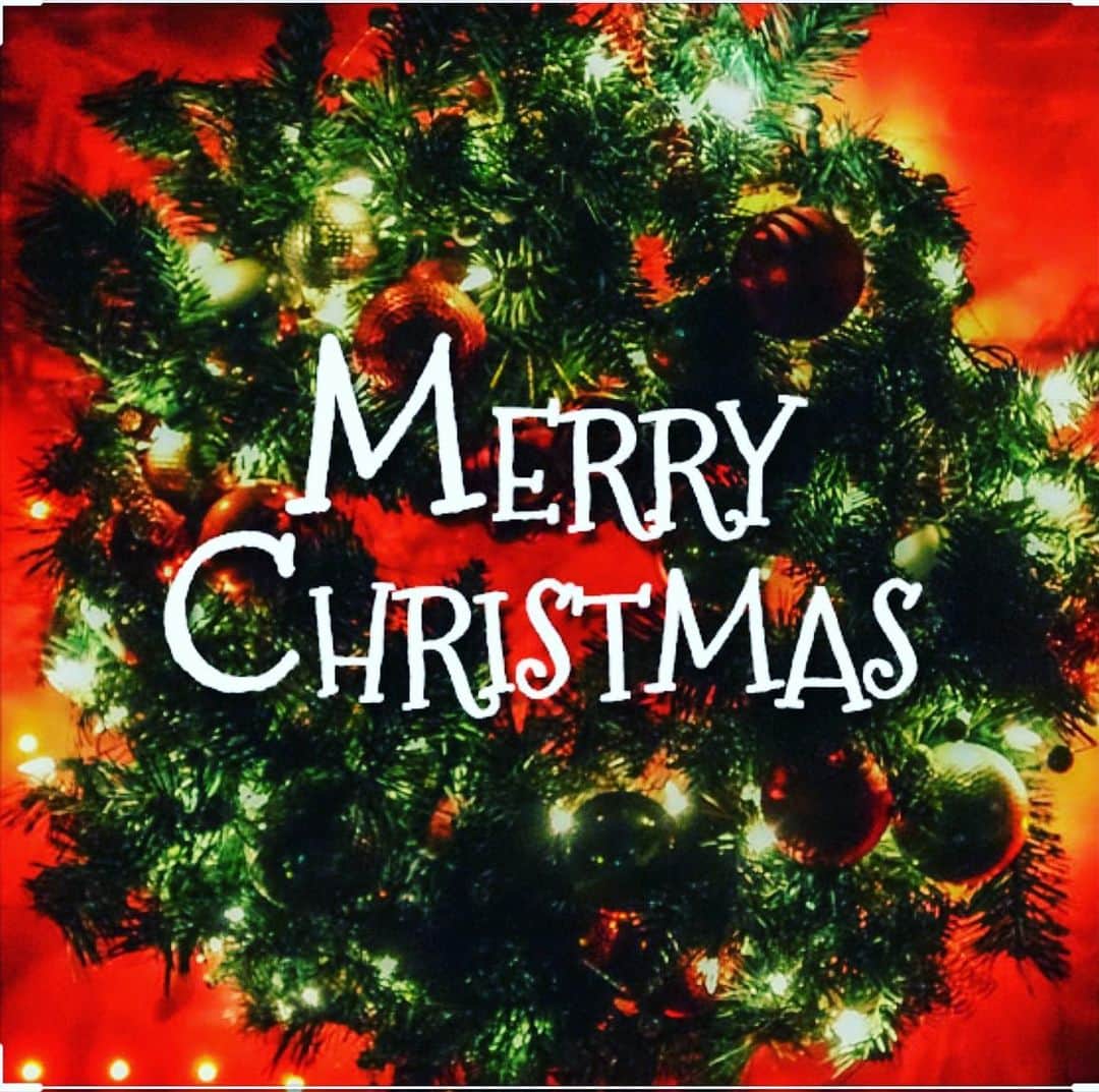 レイ・アレンのインスタグラム：「I try my best to not pick up my phone on Christmas so here is a big MERRY CHRISTMAS to all of you!  There are so many people around the world and I wish a Merry Christmas to you all.  On this day I make sure I put my phone down and spend all my time with my family. I want to thank each and every one of you that follows me and messages me from time to time here on Instagram. I appreciate the great conversations we all have had over the years and I look forward to the future of what social media brings us all on a positive note. I pray that you all had a peaceful and relaxing day spent on your terms. In 6 more days we turn the page to a new year so let’s not wait until then to put our plans into motion. When that clock strikes midnight let’s all hit the ground running! #christmas2020 #happynewyear2020 #FAMILY」