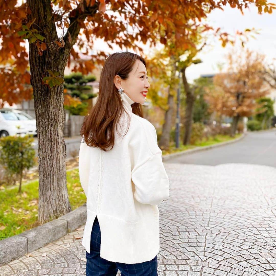 磯部奈央さんのインスタグラム写真 - (磯部奈央Instagram)「Coordinate♡ . 最近暖かくて、気持ちがいいなぁ☺️☀️ . ニット一枚で歩けちゃった日🙂 . #tops ... #fifth  #pants …#uniqlo  #shoes ...#staccato  . . 後ろのスリットデザインが、脚長に見せてくれるので気に入ってます🤍 . .  #coordinate #ootd #instafashion #outfit #fifthtl #フィフス #プチプラコーデ #コーデ #シンプルコーデ #ファッション #コーディネート #平均身長コーデ #カジュアル #バックスリットタートルニット #タートルネック #ママコーデ  @fifth_store ←60%Offでした！」12月26日 12時12分 - nao_isobe729