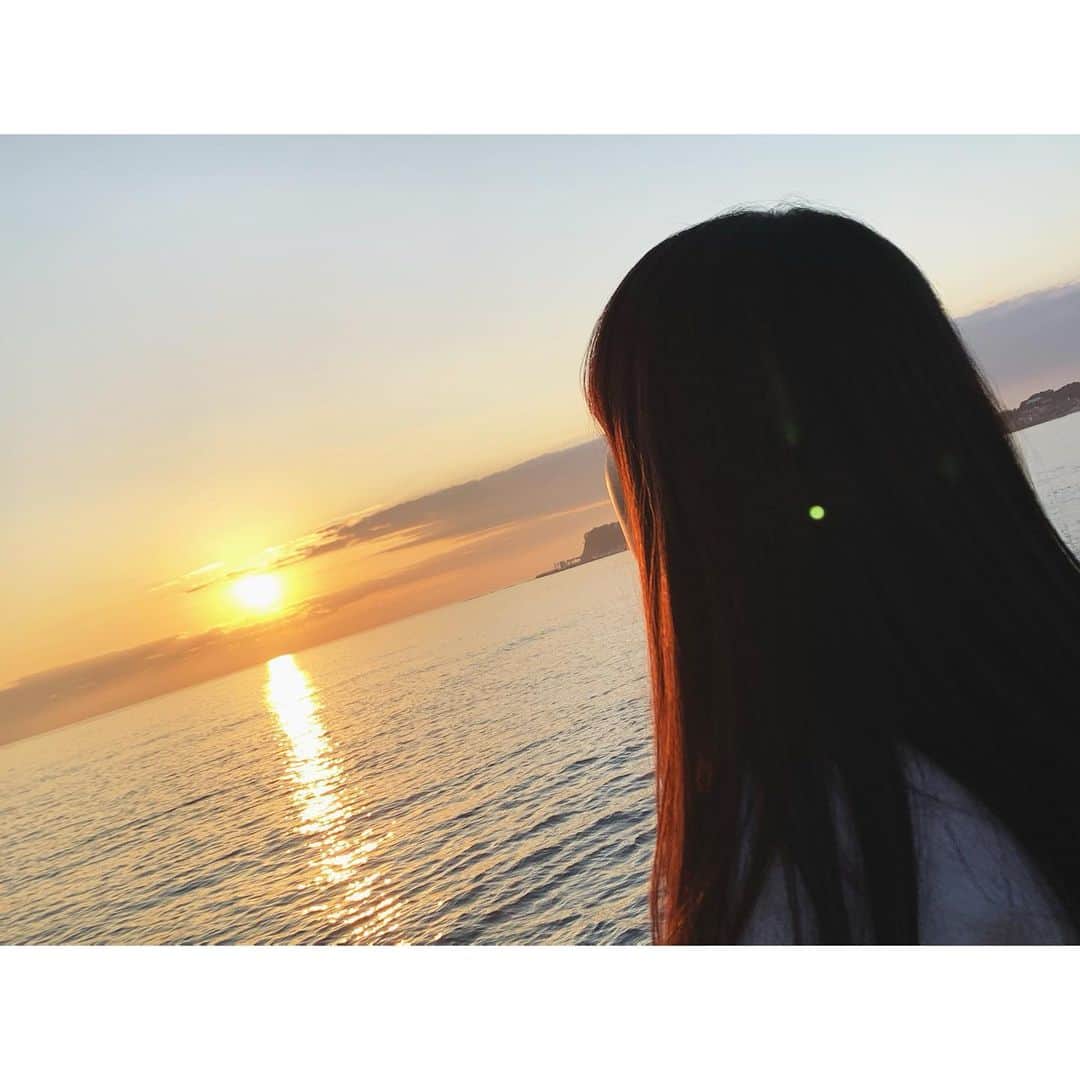 上野なつひのインスタグラム：「ゆっくり考える時間必要  なんかバタバタと自分が一息つく事なく年末が過ぎてる気がして  自分に合ったスピードを改めて考え直すいい時間。 人の物差しではなくちゃんと自分の時間で✨」