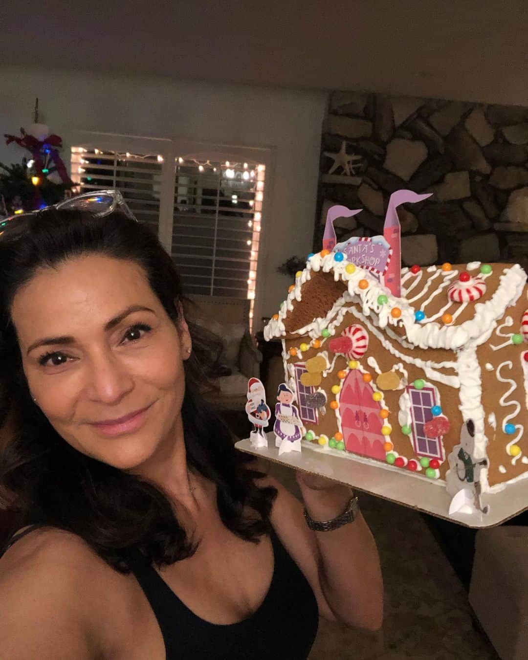 コンスタンス・マリーさんのインスタグラム写真 - (コンスタンス・マリーInstagram)「Merry Christmas! 🎁🎄  It only took me a pandemic to finally get around to MY VERY FIRST GINGERBREAD HOUSE EVER! How did I do? . #MerryChristmas #HoHoHo #gingerbreadhouse #ChristmasDay #BeSafe #WearAMask」12月26日 12時23分 - goconstance