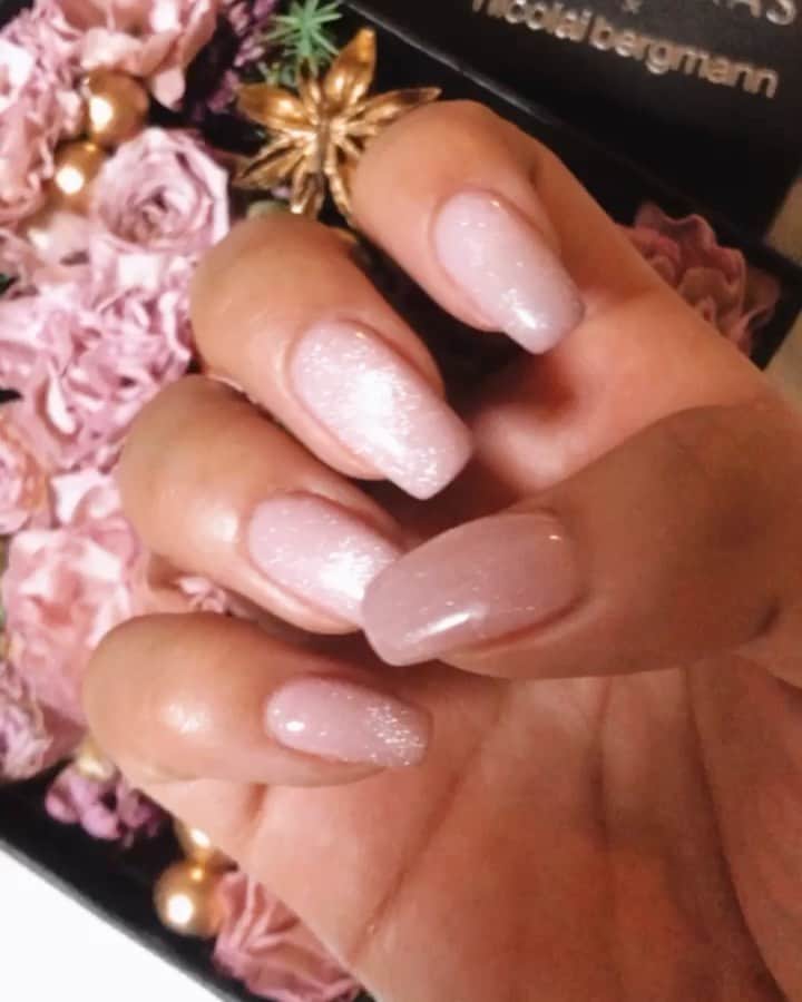 harunaのインスタグラム：「ピンクのマグネットネイル💅💗 ずっと見てられる〜🤤💕 ありがとうございました🥰 @fanfan_colorsnail」