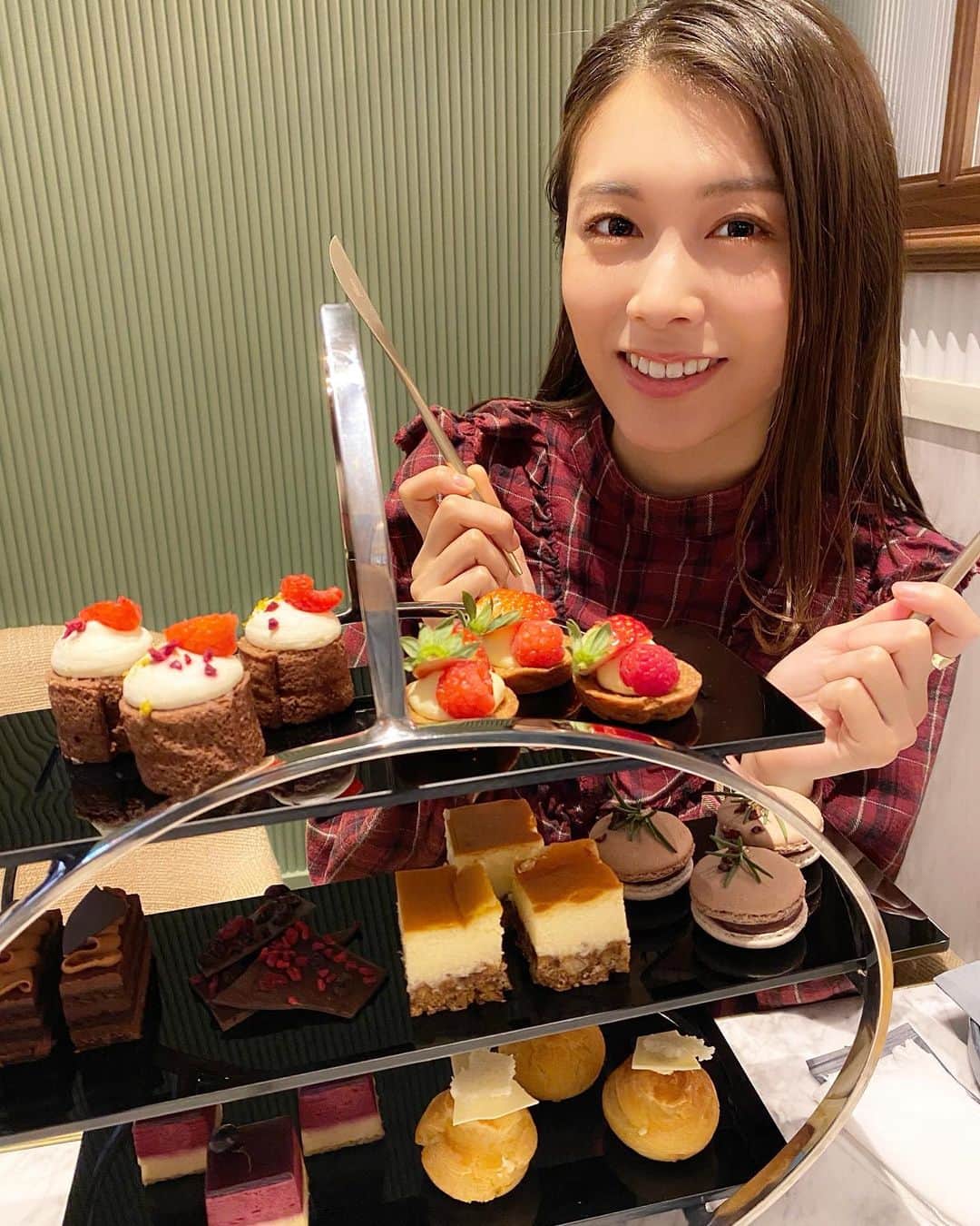 麻衣愛のインスタグラム：「Afternoonteaをしました🍰💕 はじめてだったので可愛すぎて癒されて、アフタヌーンティーという行為にハマりそうです😎👍 また絶対行きたい!!💗 #afternoontea #tea #sweets #cake #omotesando #女子会 #アフタヌーンティー #おしゃれ #可愛い #美味しい #ケーキ #表参道カフェ #表参道」