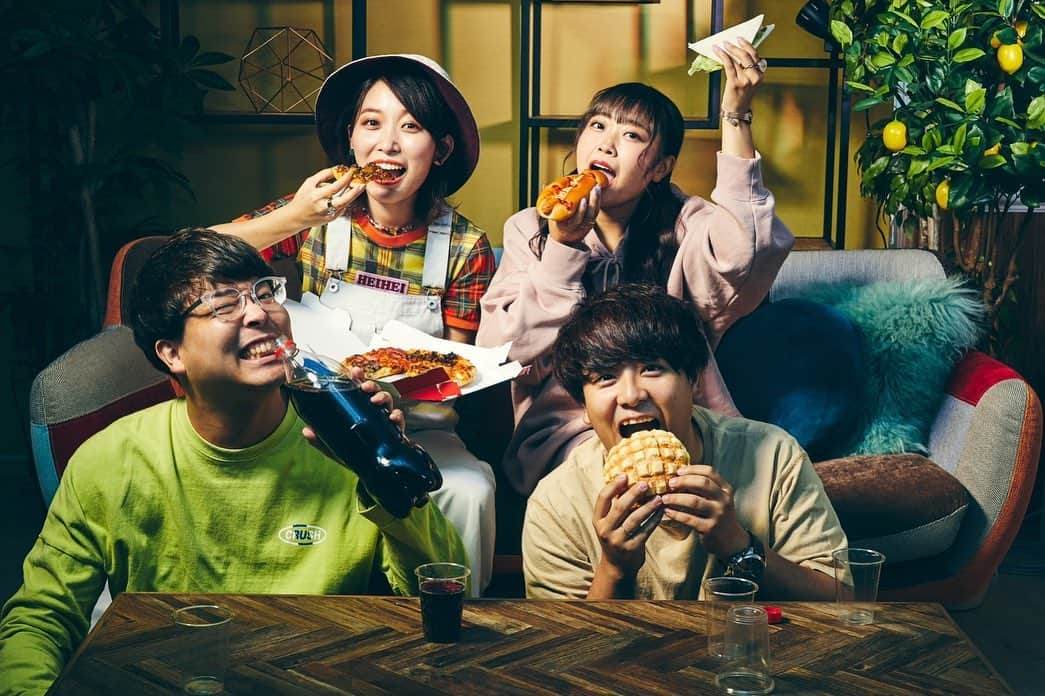 くまみきのインスタグラム：「まさかのグッズ🤣﻿ さとゆいしぶくまカレンダー発売中です🥳﻿ ﻿ カレンダーの中身の写真を、購入者さんが選ぶことができるの〜✨﻿ プライベートな写真はもちろん、カッシーさん( @kashii_____k )にこのために撮り下ろしてもらったかっこいー写真まであるよ😁✌️！﻿ 大人たちの悪ふざけでノリで作ったんでレアアイテムになると思うわ🤣✌️✨笑﻿ ﻿ 「さとゆいしぶくまカレンダー」って検索したらすぐでてくるよん✌️﻿ ﻿ #さとゆいしぶくま #カレンダー #カレンダー2021 #グッズ #大人の悪ふざけ #ピザのCM待ってます」