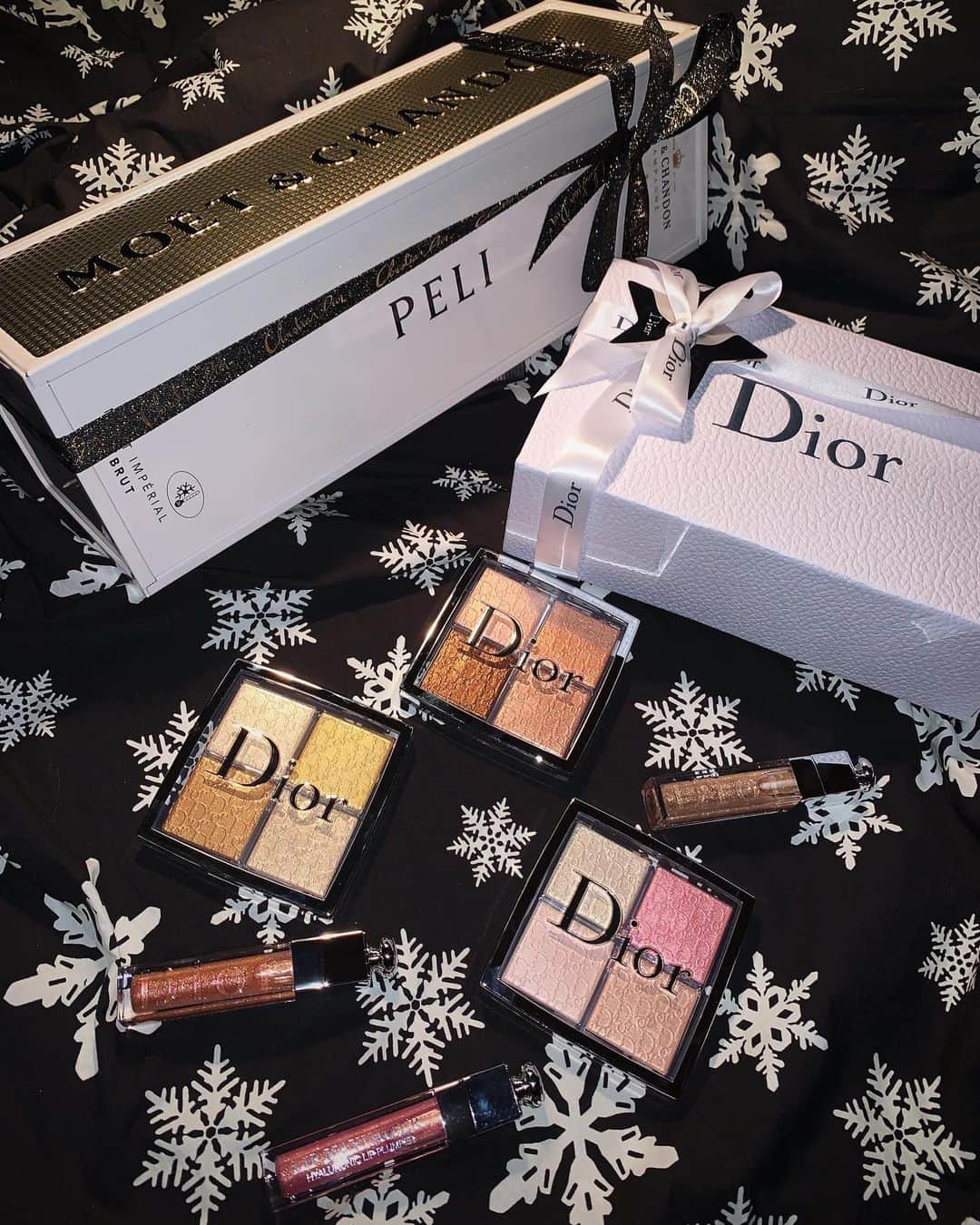 PELIのインスタグラム：「名入りMoëtて嬉しいな✨🤩✨ キラキラだけどお上品なDiorの #diorbackstage のアイシャドウの005コッパーゴールドと唇がピリッと膨らむみんな大好き #リップマキシマイザー 👄✨ 素敵なクリスマスでした🎄🎁✨ thank you @diormakeup 🙏❤️ #diormakeup #dioraddict  #diorbackstage   ピアスは @pameopose ✨」