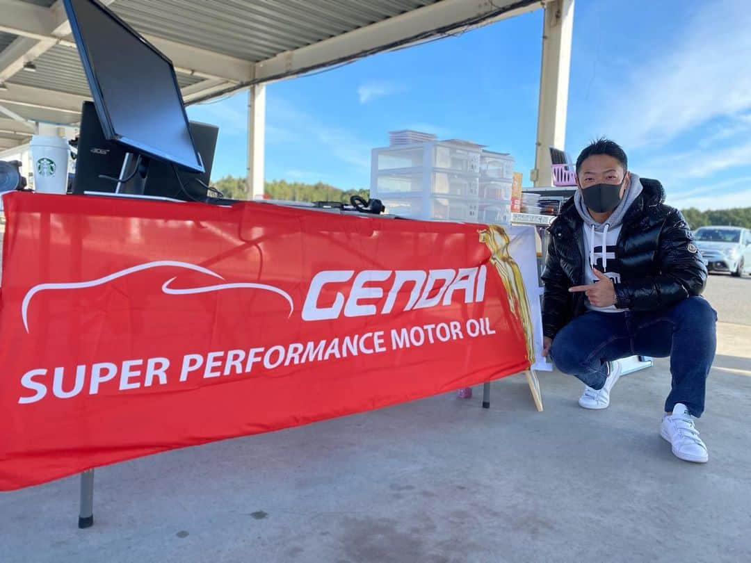 折目遼さんのインスタグラム写真 - (折目遼Instagram)「GENDAI OIL Presents 袖-1GP 2020 Rd.6 今回は、AMG GTS / メガーヌR.S Trophy / VITZ NCP-131 CVTの3台のタイムアタックを担当💨 この時期はエンジンがよく回って、ラップタイムも速いし、気持ち良い‼︎  イベントでは、一人のペナルティも無く、事故無く無事に終了！ 袖-1GPに参加する方々の、意識の高さは流石です❗️ #amggts #meganerstrophy #vitz #袖ヶ浦 #gendaioil」12月26日 12時38分 - oriori0626