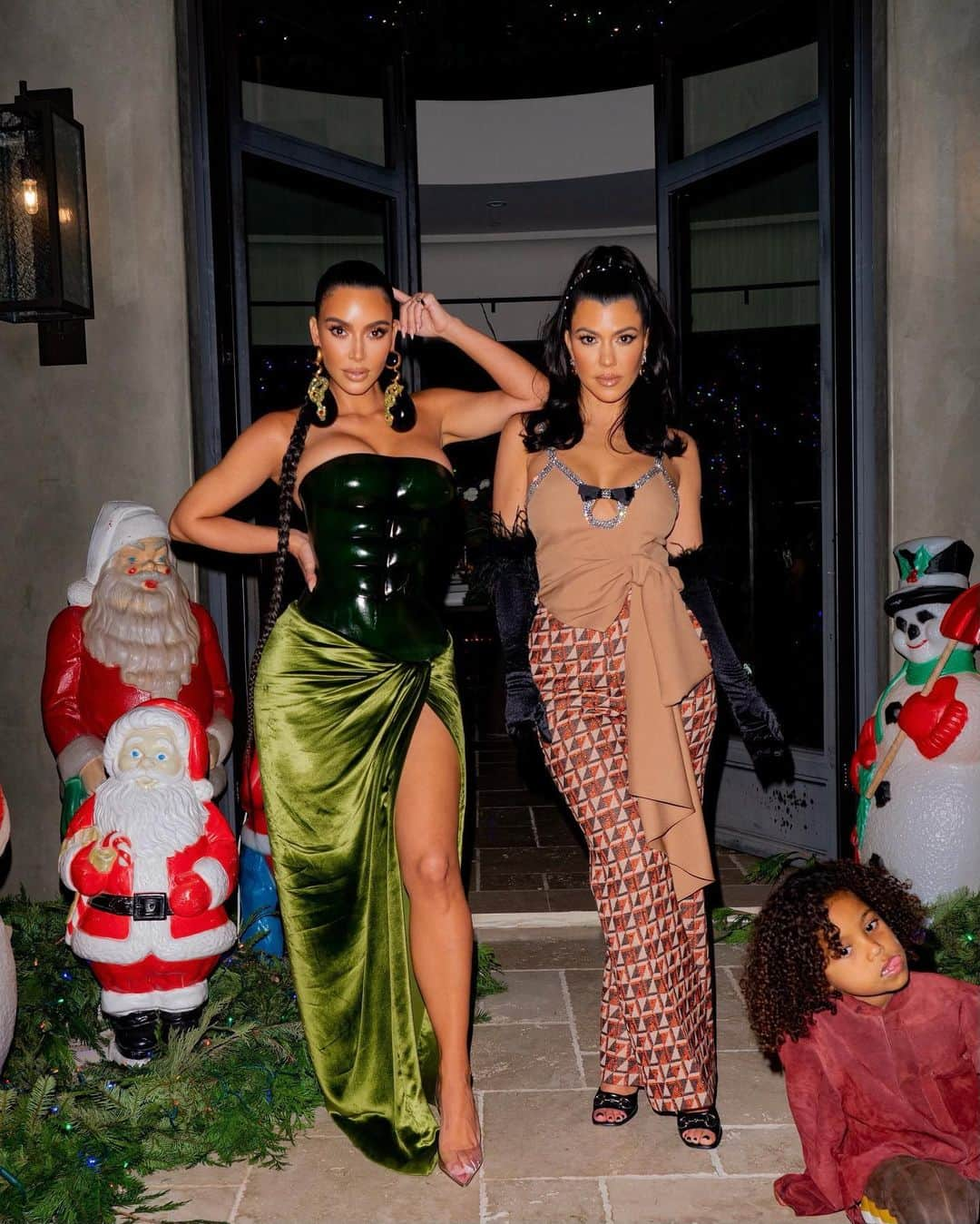 キム・カーダシアンさんのインスタグラム写真 - (キム・カーダシアンInstagram)「Christmas at Kourtney’s 🎄❤️💚🎄」12月26日 12時47分 - kimkardashian