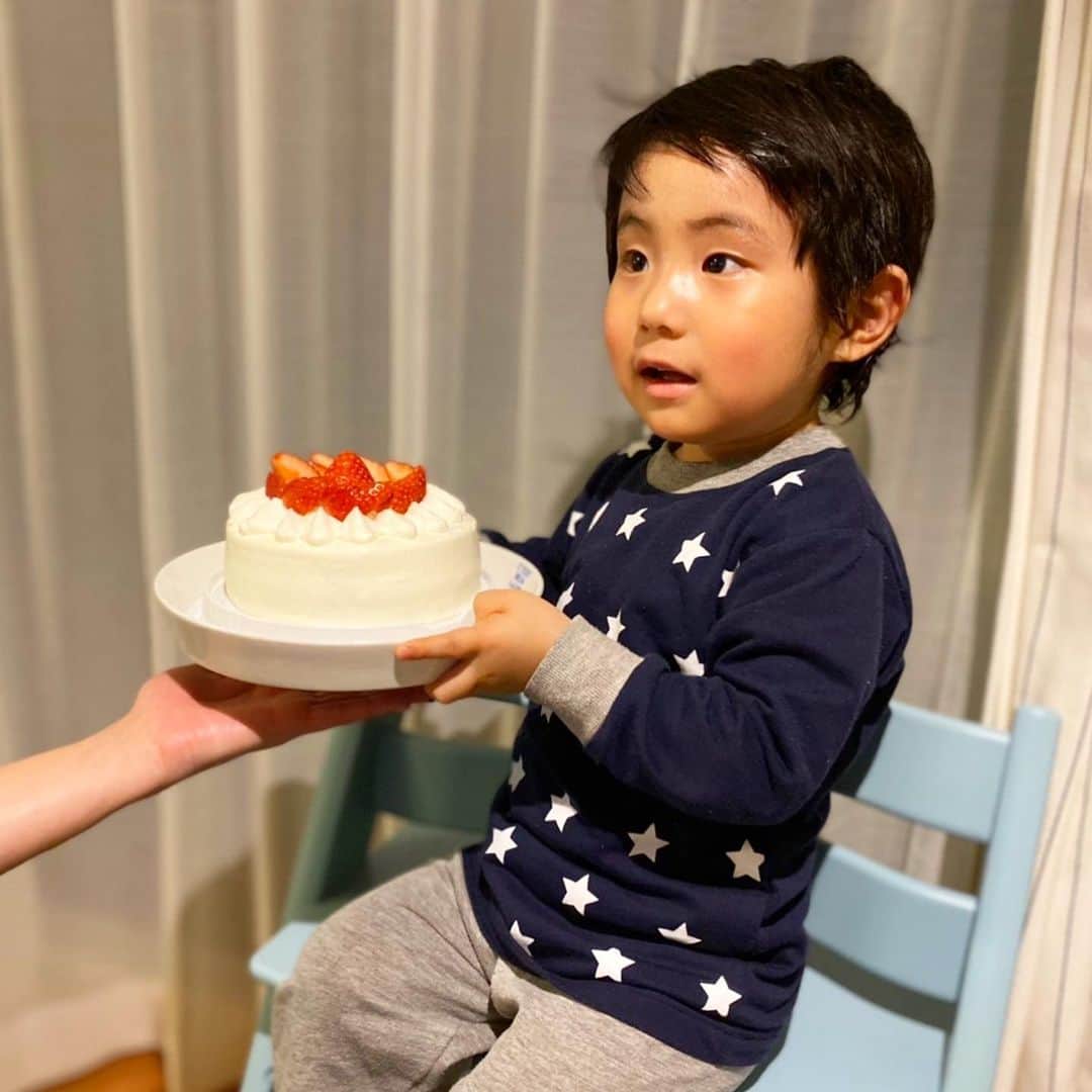 藤田志穂さんのインスタグラム写真 - (藤田志穂Instagram)「好きな食べ物は？と聞かれると、必ず「いちご」と言う息子👦 ・ 本当は色んなフルーツを色々と乗せたケーキに仕上げたかったけど、イチゴだけが良い！と言うので😂 ・ シンプルなケーキに🍰 ・ 自分で持ちたがって母ちゃんハラハラ🤣 ・ 去年のクリスマスから、イベントの度にお世話になっている菓子乃季のアレルギー対応ケーキ🎂 ・ いつもはロールケーキだけど、今回はホールケーキ😋 ・ スポンジはモチモチしてて、本当に美味しい💙 ・ 甘さ控えめだから、甘い物が得意じゃない私でも食べれる✨ ・ アレルギーがいっぱいあると、一緒に食べれる物って本当に有り難い🙏 ・ 今回はケーキだからもちろん食い付きは良いんだけど、普段の食事でも家族で同じ物を食べる時って食い付きが違う😢✨ ・ さて あとは年越しまで、息子との2人時間をどう過ごそうか😂🎍 ・ #クリスマス #クリスマスケーキ #菓子乃季  #アレルギー対応ケーキ #アレルギーっ子 #アレっ子 #卵アレルギー #大豆アレルギー #甲殻類アレルギー #魚アレルギー #ナッツアレルギー #除去中 #ダニアレルギー #犬猫アレルギー #むしろ #だいたいアレルギー 😂 #でも #食べれるものも多い #謎だらけの #アレルギー」12月26日 12時48分 - shiho_fujita44