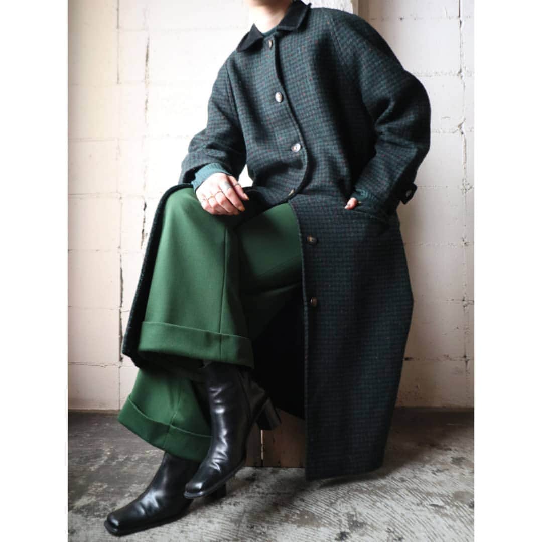吉祥寺 古着屋 Orfeoのインスタグラム：「L.L.Bean Wool Check Coat  . #orfeo #kichijoji #tokyo #vintage #used #fashion #coordinate #outfit . . . 年末年始の営業時間  12/28 12:00～19:00 12/29～1/2 CLOSE 1/3～12:00～20:00  お問い合わせはインスタグラムのプロフィール掲載のメールアドレスにお願いいたします。コメント、DMでのお問い合わせは受け付けておりませんのでご了承ください。 ONLINE SHOPの商品も店頭にてご購入頂けます。気になる商品がございましたらスタッフにお声掛けください。  新型コロナウィルス感染拡大防止策を徹底した上で営業をしております。マスクの着用、入店時にアルコールでの消毒をお願いいたします。」