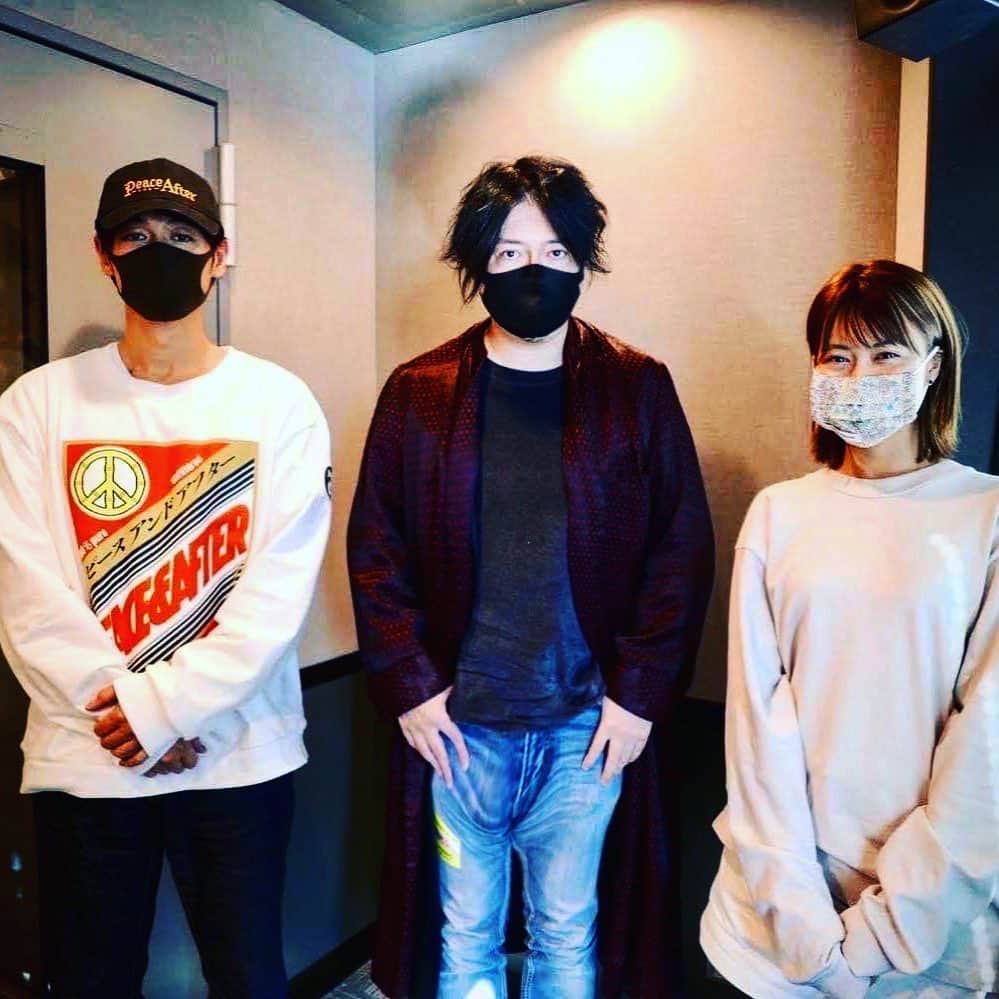 渋谷慶一郎のインスタグラム：「今晩23〜24時、JWAVEでディーン藤岡さん、三原勇希さんと喋り倒してきました。面白かったから聴いてください。多分、Scary Beautyのエレクトロニクスバージョン初公開されるはず🕺🏽🕺🏽🕺🏽 — 放送局	JWAVE 放送時間	2020年12月26日（土）23:00～24:00 番組名	ROPPONGI PASSION PIT 出演者　DEAN FUJIOKA, 三原勇希 ゲスト　渋谷慶一郎(音楽家)  http://radiko.jp/share/?t=20201226230000&sid=FMJ —  六本木に出現した情熱を追求する「PASSION PIT」 週末、夜な夜な集まる人々の情熱を採取する  秘密基地「ROPPONGI PASSION PIT」  今年最後のゲストは音楽家の渋谷慶一郎さん！ アンドロイドとオペラの融合など常に新しい音楽を生み出してきた渋谷さんの情熱を採取します！」
