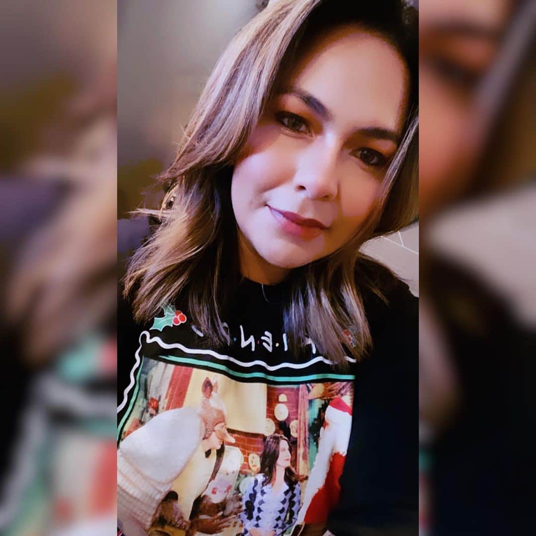 リセット・サラスのインスタグラム：「The One with the Holiday Armadillo 🎄#Christmas2020」