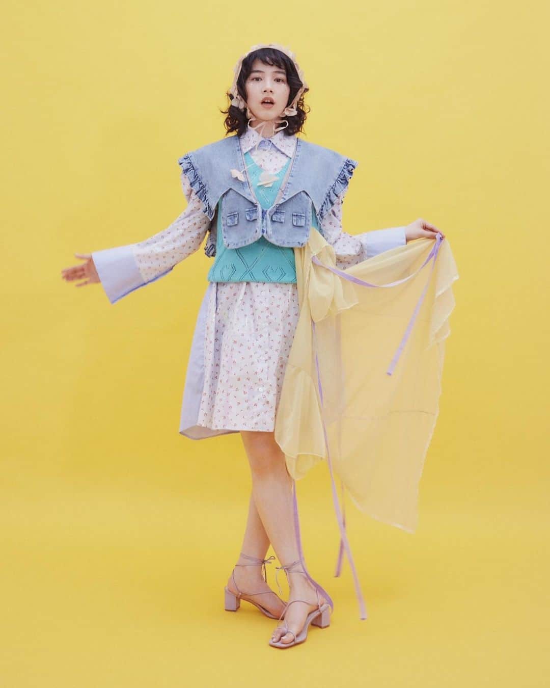 のん（能年玲奈）さんのインスタグラム写真 - (のん（能年玲奈）Instagram)「洋服に洋服が付いてるんです。ときめきます。 MV、YouTubeで公開中です。見てね。 . #ナマイキにスカート ヘアメイク：Shihomi（FOCUS STUDIO） スタイリング：町野泉美 #onnacodomo #photo by #KentaroMINAMI」12月26日 12時55分 - non_kamo_ne