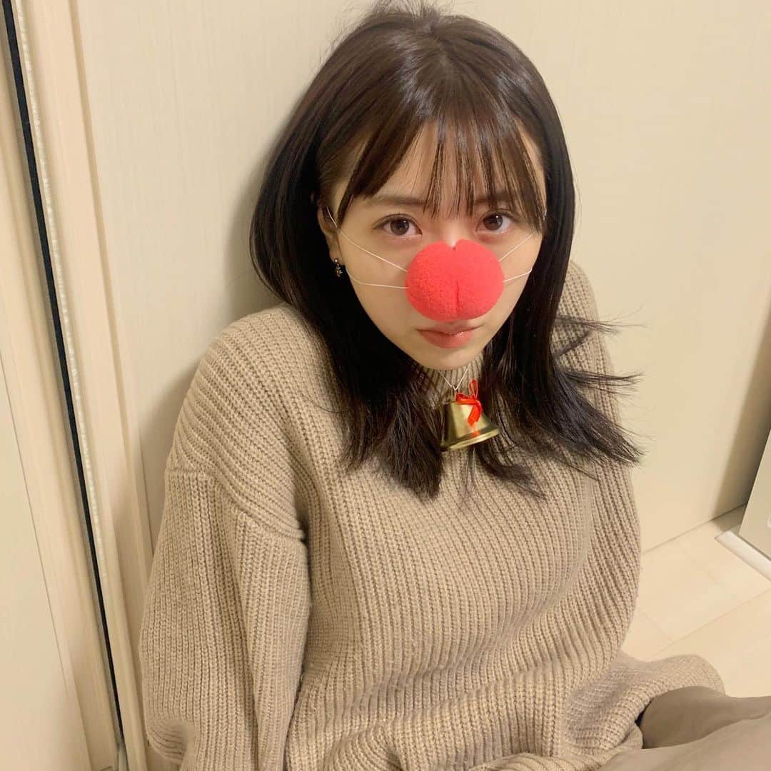 川上ジュリアのインスタグラム：「母のご要望にお応えして27歳赤鼻を付けさせていただきました写真になります #鈴も」
