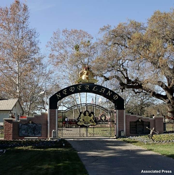 ABC Newsさんのインスタグラム写真 - (ABC NewsInstagram)「Michael Jackson’s Neverland Ranch in California has found a new owner in billionaire businessman Ron Burkle. The property sold for a reported $22 million. #neverland #neverlandranch #michaeljackson ⁠ ⁠ Read the details at LINK IN BIO.」12月26日 13時00分 - abcnews