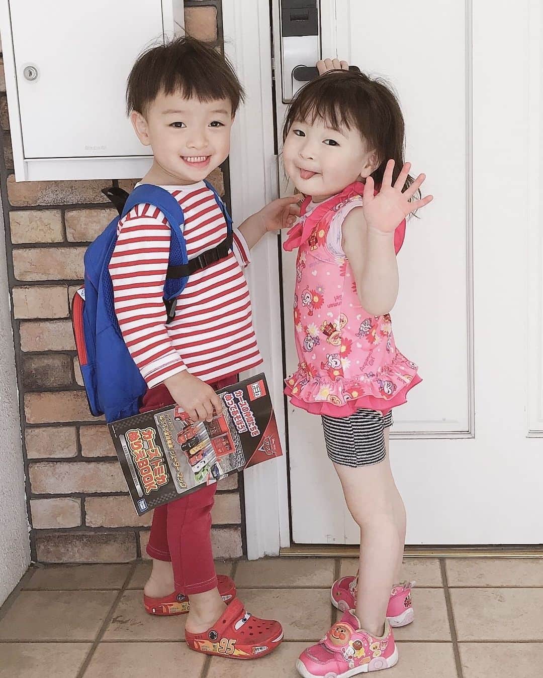 高村凛のインスタグラム：「いつかの双子ちゃん💕✨ とっても仲良しの2人です🎄✨  #twins」
