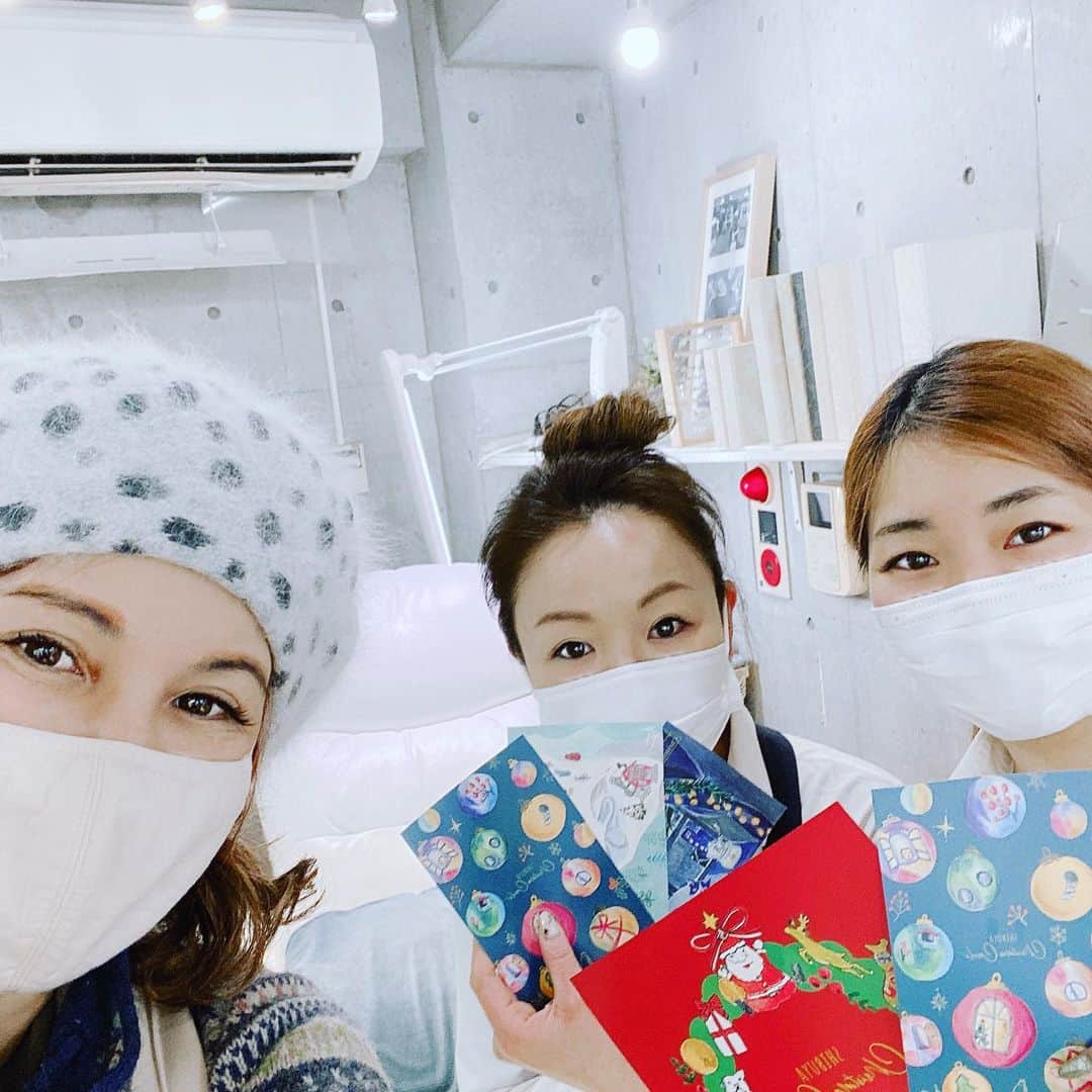横沢ローラのインスタグラム：「私の通ってるネイルサロン、渋谷のプルトンさん。 いつも、前半は私のしょうもない話してるを聞いてくれ、後半は突然寝落ちたりするのを暖かく見守ってくれ、起きた後にまたしょうもない夢の話を聞いてくれる。 　 渋谷で働くプルトンの皆様にも、渋谷についてのお話を聞いて、先々週だったかな！ポストカードを届けに行ってきたよ。  ネイル、デザインなんでもいいんです、ギターを弾くのに強化したいんです。 って言うものの2色選べますと言われると毎回ウンウン唸ってる。 でも事細かに考えなくても全部やってもらえるの。これはほんと至福な時間なのである。 #ネイルサロンプルトン　#渋谷で働く人々  #渋谷発売のクリスマスソング　#shibuyachristmascarols #シブヤクリスマスキャロル」