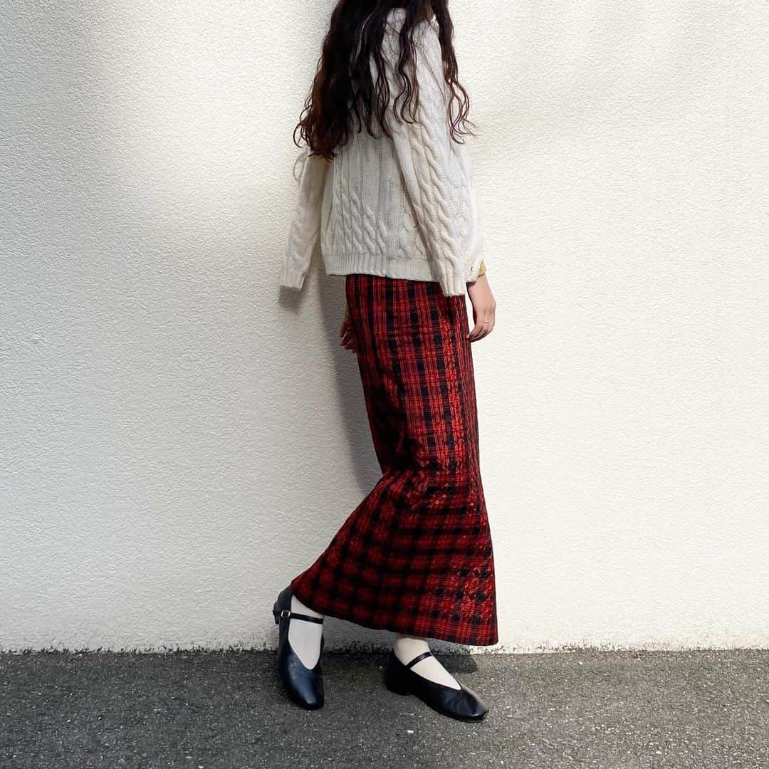 NUTTY Vintage&Collectibleのインスタグラム：「🇺🇸WEEKEND NEW ARRIVALS🇺🇸  ☑︎vtg 70's red×black quilting long skirt ☑︎vtg 60's 70's white knit cardigan  光沢のあるキルティングスカートが主役。 特別感のある'赤'もほっこり可愛らしいニットカーディガンと組み合わせれば日常に落とし込めます＊  本日も20時までオープンしております。 感染症対策に努めながら皆様のお越しをお待ちしております＊  ┈┈┈┈┈┈┈┈┈┈┈┈┈┈┈┈┈ 【年末年始営業時間】 ┈┈┈┈┈┈┈┈┈┈┈┈┈┈┈┈┈ 12/30(水) 11:00-18:00 12/31(木) お休み 1/1(金) お休み 1/2(土) 12:00-20:00 1/3(日) 11:00-20:00 1/4(月) 11:00-20:00 1/5(火) 〜普通営業 ┈┈┈┈┈┈┈┈┈┈┈┈┈┈┈┈┈」