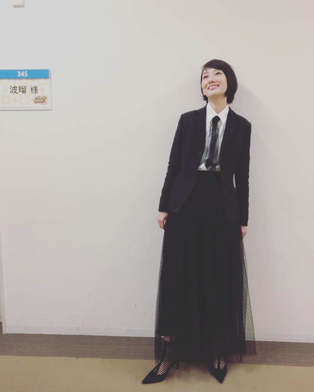 波瑠さんのインスタグラム写真 - (波瑠Instagram)「素敵なお衣装着させていただきました。 この時はまだ、このジャケットを脱ぐことになるとは思っていなかったのでした。」12月26日 23時58分 - 06_haru_17