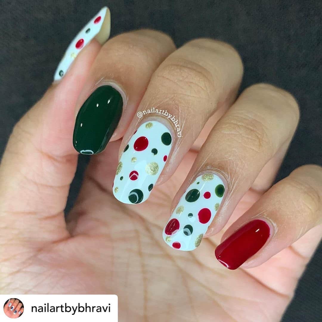 Nail Designsさんのインスタグラム写真 - (Nail DesignsInstagram)「Credit • @nailartbybhravi ✨Christmas Dotticure✨ [contains PR]  hey everyone! i’ve been feeling a little burnt out for the last week so i’m back with a simple dotticure mani. but the dotticure is in Christmas colours! i used some dotting tools to do the dots, but you could also use a bobby pin or toothpick :) hope you like it!   products used:  🎄 @dermelect - Verdure 🕊 @lacolorscosmetics - Energy Source ❤️ @sally_hansen @sallyhansenca - Can’t Beet Royalty (PR) 👑 Billie’s Cosmetics - Gold  ✨ @sallyhansenca @sally_hansen - Dries Instantly Top Coat  💅🏽 Dotting tools are from @amazon   #nails #nailsofinstagram #nailart #nail #nailsonfleek #nailsoftheday #sallyhansen #nailsnailsnails #easynailart #easynails #easynaildesigns #simplenails #simplenailart #simplenaildesign #dotting #dottingart #dotticure #dotticurenailart #christmas #christmasnails #explore #nailspafeature #explorepage #canada #canada🇨🇦 #canadianartist #greennails #rednails #whitenails #nailsdesign」12月26日 23時59分 - nailartfeature
