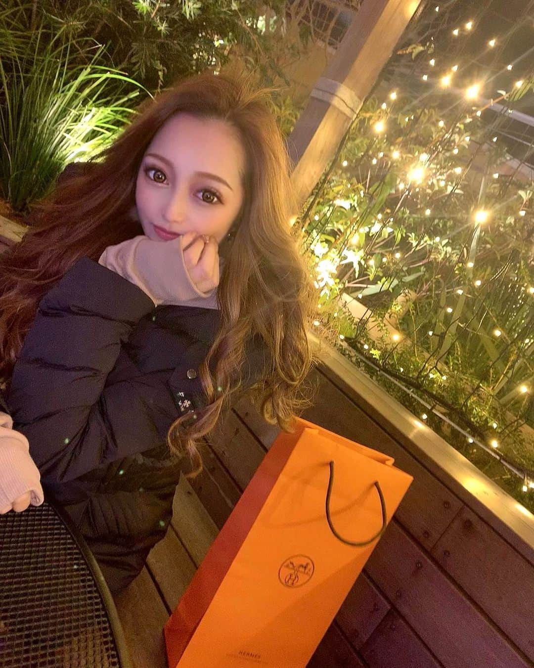 のインスタグラム：「𝐗𝐦𝐚𝐬 𝐝𝐚𝐭𝐞❤︎﻿ ﻿ 今年のクリスマスは　あえて無計画👼🏻💫﻿ 少しだけお出かけした♡♡ (写真以外マスクはしてます😷)  Dinnerの買い出ししたりして﻿ すずのワガママでキラキラ﻿見に行った✨ 心癒されたありがとう♡♡﻿ 来年はどんなクリスマスになるかな🎅🏻💭﻿ ﻿ ﻿#xmas#2020年#1225 #date#クリスマス#🎅🏻✨ #merrychristmas#🎄❤️ #イルミネーション#幸せ #オシャレさんと繋がりたい #インスタグラマー#妊婦生活」