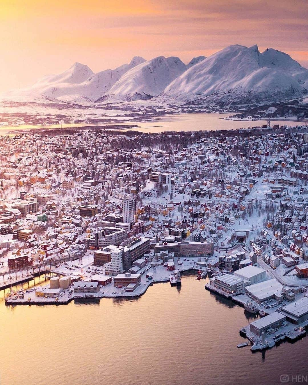 Discover Earthさんのインスタグラム写真 - (Discover EarthInstagram)「This sunset in Norway, happening right after 1pm feels just like a dream... A magical series, don't you think ?  #discovernorway🇳🇴 with @henry_do  . . . .    #tromso  #instatravel  #landscapephotography  #fjord  #photooftheday  #northernnorway  #north  #nordnorge  #norwegia  #naturephotography  #travelgram  #arcticcircle  #landscape  #photography  #aurora  #mountains  #tromsolove  #arctic  #visittromso  #auroraborealis  #winter  #snow  #visitnorway  #norge  #travelphotography  #nature  #northernlights  #travel  #norway  .」12月27日 0時00分 - discoverearth