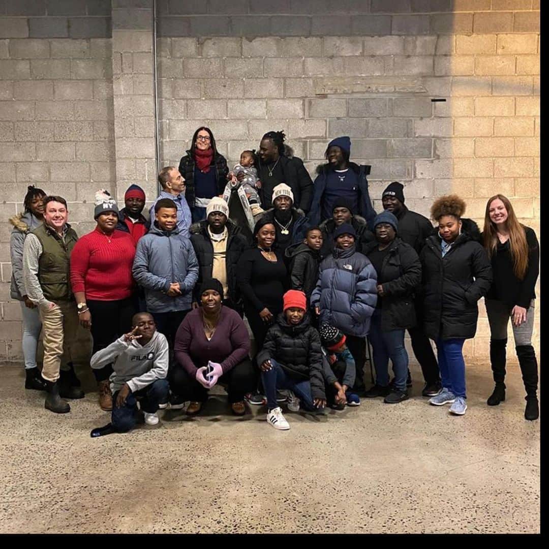 ボビー・ブラウンのインスタグラム：「This popped up from a year ago. Besides my own family, welcoming the Wright family into our homes and community was the best thing we ever did. They lost their home in The Bahamas and all their belongings in Hurricane Dorian. Upon arriving in Montclair we instantly became family. All 16 of them. The outpouring of giving was incredible. Local restaurants, clothing, hair salons, doctors, and beyond. So many people joined to help. I wrote an article on justbobbi.com a while ago. Their visas were up and had to go  back to their home in the Abacos that still didn’t have a roof or electricity. But they keep going and are still rebuilding. Thank you to everyone who was there for them. I will never forget all the kindness. Pay it forward now more than ever Miss you all Wright Family. 🇧🇸」