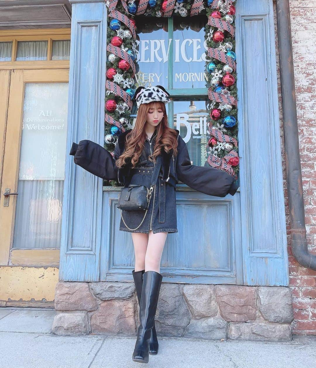田口未彩のインスタグラム：「🖤🖤  この前の全身〜！ 洋服タグ付けしてるよ🏷  #ディズニー　#ディズニーシー  #ディズニーランド  #ディズニーコーデ　#ディズニークリスマス　#ディズニー被り物　#クリスマスディズニー」