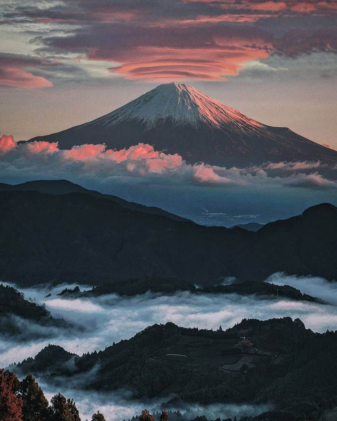 Berlin Tokyoのインスタグラム：「Mt. Fuji is one of my favorite object as always. This is because the appearance changes depending on the season, time and location, and clouds can also make for different pictures. I never get tired of waking up at 2 a.m. to take pictures of Mt. Fuji in the morning glow, and there are still more pictures I want to take, so I will keep shooting it. I selected 10 of my favorite photos of Fujisan taken this year  and past few years 🗻 . Which one is your favorite?? . 1, Shizuoka 2, From airplane 3, Shizuoka 4, From airplane 5, Tokyo 6, Yamanashi 7, Shizuoka 8, Shizuoka 9, Chiba 10, From bullet train . . . #hellofrom Mt. Fuji, Japan」