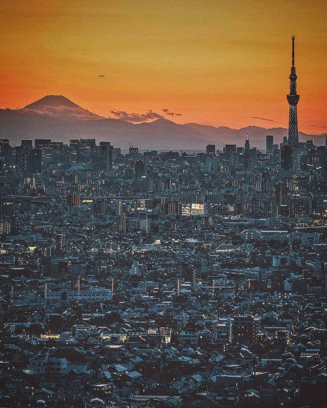 Berlin Tokyoさんのインスタグラム写真 - (Berlin TokyoInstagram)「Mt. Fuji is one of my favorite object as always. This is because the appearance changes depending on the season, time and location, and clouds can also make for different pictures. I never get tired of waking up at 2 a.m. to take pictures of Mt. Fuji in the morning glow, and there are still more pictures I want to take, so I will keep shooting it. I selected 10 of my favorite photos of Fujisan taken this year  and past few years 🗻 . Which one is your favorite?? . 1, Shizuoka 2, From airplane 3, Shizuoka 4, From airplane 5, Tokyo 6, Yamanashi 7, Shizuoka 8, Shizuoka 9, Chiba 10, From bullet train . . . #hellofrom Mt. Fuji, Japan」12月26日 22時31分 - tokio_kid