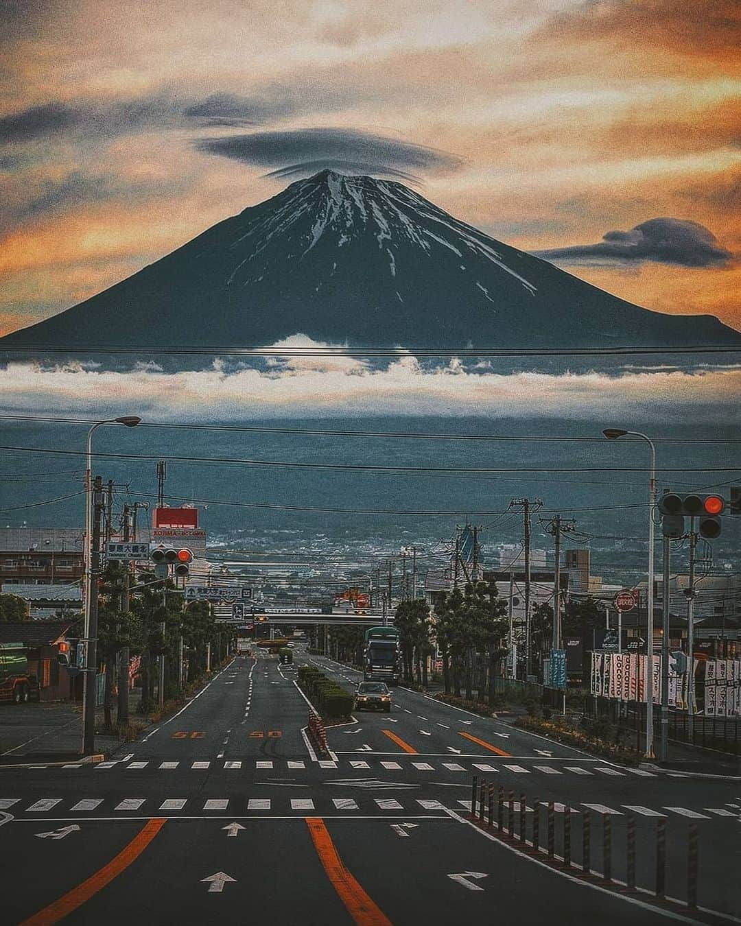 Berlin Tokyoさんのインスタグラム写真 - (Berlin TokyoInstagram)「Mt. Fuji is one of my favorite object as always. This is because the appearance changes depending on the season, time and location, and clouds can also make for different pictures. I never get tired of waking up at 2 a.m. to take pictures of Mt. Fuji in the morning glow, and there are still more pictures I want to take, so I will keep shooting it. I selected 10 of my favorite photos of Fujisan taken this year  and past few years 🗻 . Which one is your favorite?? . 1, Shizuoka 2, From airplane 3, Shizuoka 4, From airplane 5, Tokyo 6, Yamanashi 7, Shizuoka 8, Shizuoka 9, Chiba 10, From bullet train . . . #hellofrom Mt. Fuji, Japan」12月26日 22時31分 - tokio_kid