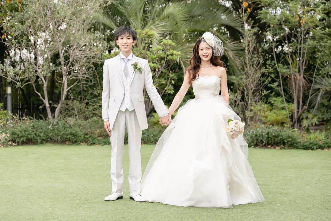 のインスタグラム：「. @weddingisland_angerobe をフォローして. 『 #アンジェローブ 』のタグで. お写真を投稿してくださいね＊*. . ——————————. .  絶対残したい１枚✨ 手繋ぎショット  グリーンバック  可愛い😍  . ——————————. . -アンジェローブの公式HPをcheck＊* http://www.angerobe.co.jp/sp/ -ブライダルフェアの予約はコチラから♪ http://www.angerobe.co.jp/sp/fair/ . ——————————. . ぜひ『 #アンジェローブ 』のハッシュタグで. ウェディングの写真を投稿してくださいね＊*. ステキなお写真はこちらのアカウントで. リグラムさせていただきます♪. . また『#アンジェローブ』のハッシュタグで. 投稿していただいた#アンジェ嫁 様は. 必ずフォローさせて頂きます💕  プレ花嫁さんも卒花嫁さんも. ずーっと繋がっていきましょう💕 ——————————. . #新郎新婦 #結婚式写真 #wedding  #weddingdress #👰 #ウェディングドレス #tuxedo #🤵 #タキシード #手繋ぎショット #プレ花嫁 #ナチュラルウエディング #結婚式準備 #フォト婚 #東海プレ花嫁 #名古屋プレ花嫁 #リゾート婚 #アンジェローブ  #名古屋結婚式場 #婚約 #プロポーズ #港区 #金城ふ頭 #フォト婚名古屋 #海外挙式 #結婚式どうしよう #コロナに負けるな」