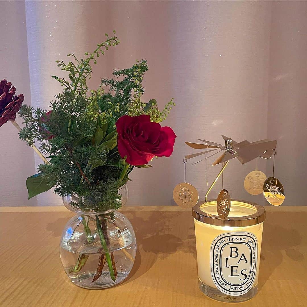 渡辺梨夏子のインスタグラム：「Christmas memories🎅💫🌹   #Merrychristmas  #Christmas#xmas  #homeparty   ホームパーティー用に買ったクリスマスカチューシャが本当に大活躍でした🦌（笑）落ち着く皆と今年１年間を笑って振り返ることが出来て、まずは良かったな〜としみじみ。「良いお年を！」の挨拶が増えてきました、今年もあとちょっとですね〜！」