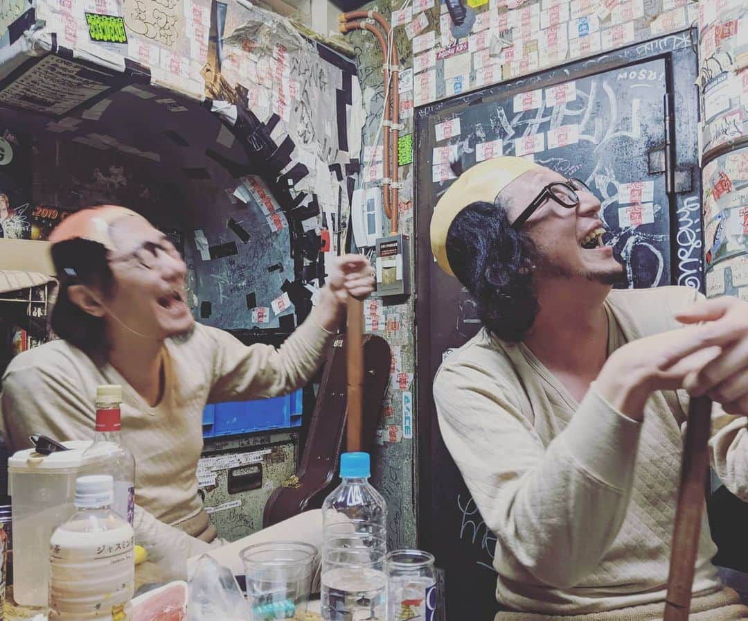 磯部正文のインスタグラム：「下北沢シェルターでの HAWAIIAN6 はっちゃん presents 弾き語りvs語り  今年1番笑った日かもしれない ライブハウスには笑顔が多いのが何よりとしみじみ 今年のライブ納め🤓 ありがとうございました！  はっちゃんが途中でbachoのキンヤに電話してキン肉マンのうた歌えよ！って言ったら りーんぐーにー♪の歌い出しを きーんにーくー♪って素で歌ってたのがすごくて 寝床についた時に思い出し笑いすると思う」