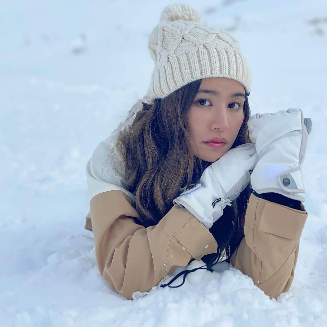 南美沙さんのインスタグラム写真 - (南美沙Instagram)「猛烈に色んな事がありすぎた今年❄️❄️❄️. 時代と共に私も加速してる気持ちになった。. 人生の中で1番に初体験事が多かったのが今年。 去年の今とは全く違う自分。. . パンデミックとか、ウィルス変異とか、 こんな状況下に 仕事に、自分に、未来に。 来年が楽しみだなと思ってしまうって事は 少しは強く成長したのかもしれないな。✨. . . #コロナに負けるな  #南美沙　#ゲレンデ　#ゲレンデ女子  #ゲレンデマジック  #雪　#雪山　#雪が好き」12月26日 22時45分 - miee.misa