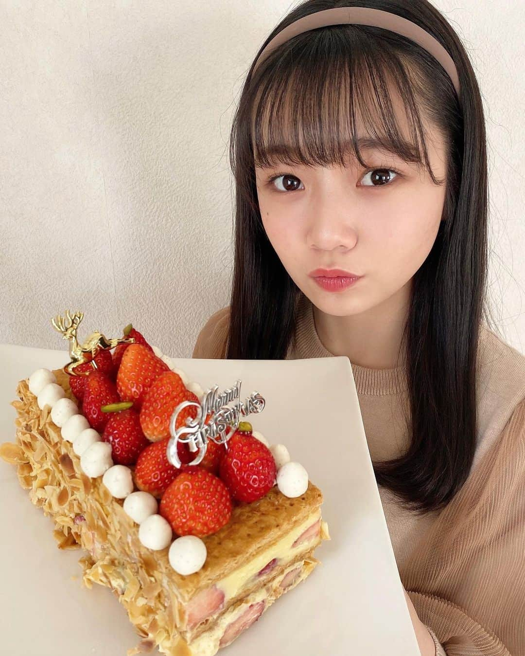 miyuのインスタグラム：「横浜ベイシェラトンのクリスマスケーキといっしょに写真を撮りました🍰美味しかったです♥️」