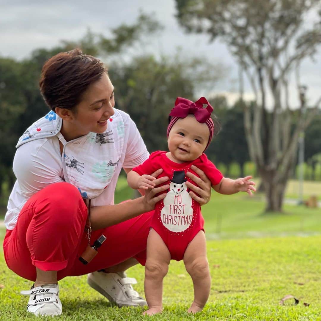 Iya Villaniaさんのインスタグラム写真 - (Iya VillaniaInstagram)「This girl got her first feel of grass on her tiny feet for Christmas ❤️ #Grounding  Shoes ordered from @mygoodiesforless  Spray lanyard from @momzillaph  Burping bib from @rustanskids  Bow from @lauren.eline」12月26日 22時55分 - iyavillania