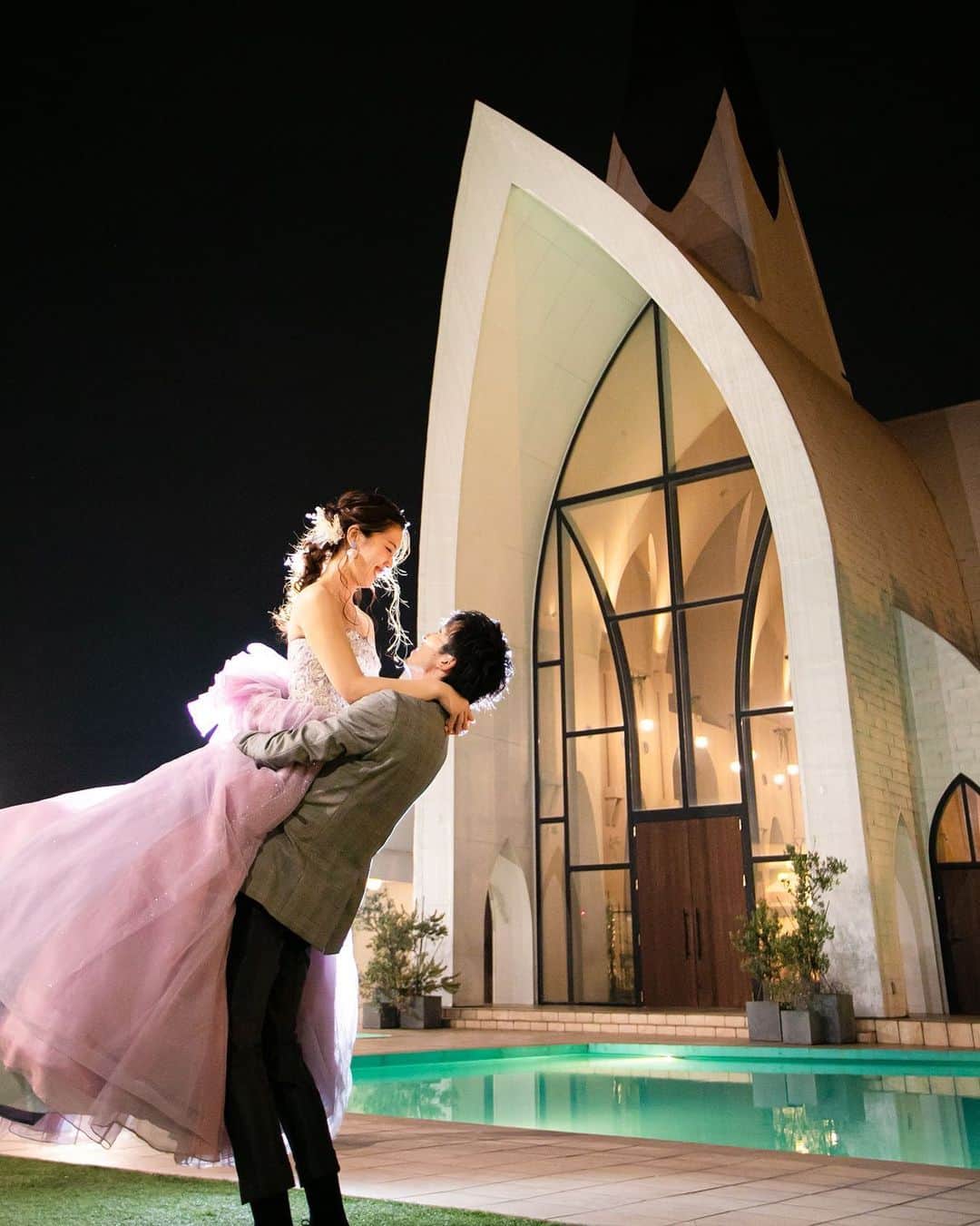 のインスタグラム：「. @weddingisland_angerobe をフォローして. 『 #アンジェローブ 』のタグで. お写真を投稿してくださいね＊*. . ——————————. .  絶対残したい１枚✨ 抱っこショット  夜景バージョン  キレイすぎた〜😭  . ——————————. . -アンジェローブの公式HPをcheck＊* http://www.angerobe.co.jp/sp/ -ブライダルフェアの予約はコチラから♪ http://www.angerobe.co.jp/sp/fair/ . ——————————. . ぜひ『 #アンジェローブ 』のハッシュタグで. ウェディングの写真を投稿してくださいね＊*. ステキなお写真はこちらのアカウントで. リグラムさせていただきます♪. . また『#アンジェローブ』のハッシュタグで. 投稿していただいた#アンジェ嫁 様は. 必ずフォローさせて頂きます💕  プレ花嫁さんも卒花嫁さんも. ずーっと繋がっていきましょう💕 ——————————. . #新郎新婦 #結婚式写真 #wedding  #weddingdress #👰 #ウェディングドレス #tuxedo #🤵 #タキシード #抱っこショット #プレ花嫁 #夜景撮影 #結婚式準備 #フォト婚 #東海プレ花嫁 #名古屋プレ花嫁 #リゾート婚 #アンジェローブ  #名古屋結婚式場 #婚約 #プロポーズ #港区 #金城ふ頭 #フォト婚名古屋 #海外挙式 #結婚式どうしよう #名古屋夜景スポット」