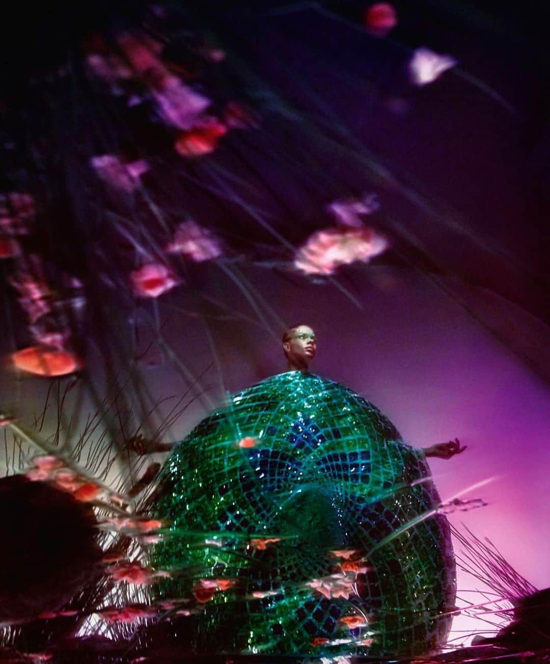 メアリーカトランズのインスタグラム：「Wishing you all a very Merry Christmas with health and happiness!!! 🎄⭐️🎁☃️♥️🍄 @txemayeste @hiandramartinez @voguerussia #marykatrantzou」