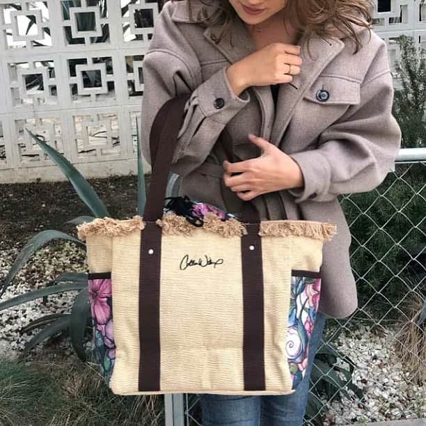 ラレイアのインスタグラム：「🌺 Thanks SALEまだまだ開催中です😚💓 ・ Colleen Wilcoxのヴィーテージシリーズも今なら半額😳✨ ・ 巾着付きトートは麻素材でお洒落なだけじゃなく外ポケットもあって使いやすい😊 ・ こちらも今なら¥2,750+tax👏 チャンスは今だけ🧡 ・ ぜひお見逃しなく！ ・ ・ ・ ---La Leia Precious Life(ラレイア)--- @laleia_official ・ 楽天市場店 https://www.rakuten.co.jp/laleia-p-life/ ・ ・ ・ #art#hawaii#aloha#surf#beach#laleia#ハワイ#フォトジェニック#インスタ映え#インスタ女子#アロハ#ビーチ#海を感じる雑貨#ラレイア#アート#ビーチガール#サーフスタイル#大人カジュアル#コリーンウィルコックス#ギフト#プレゼント#楽天スーパーセール #楽天 #colleenwilcox #トートバッグ」