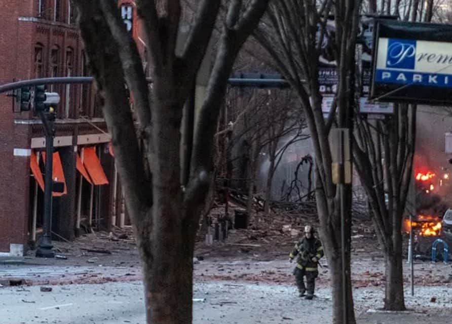 ショーン・ブースのインスタグラム：「Big thanks to our first responders who spent Christmas day getting this terrible situation under control. Shout-out to the Metro Nashville PD who evacuated the area just before the bomb went off, undoubtedly saving a bunch of lives 👊🏼」