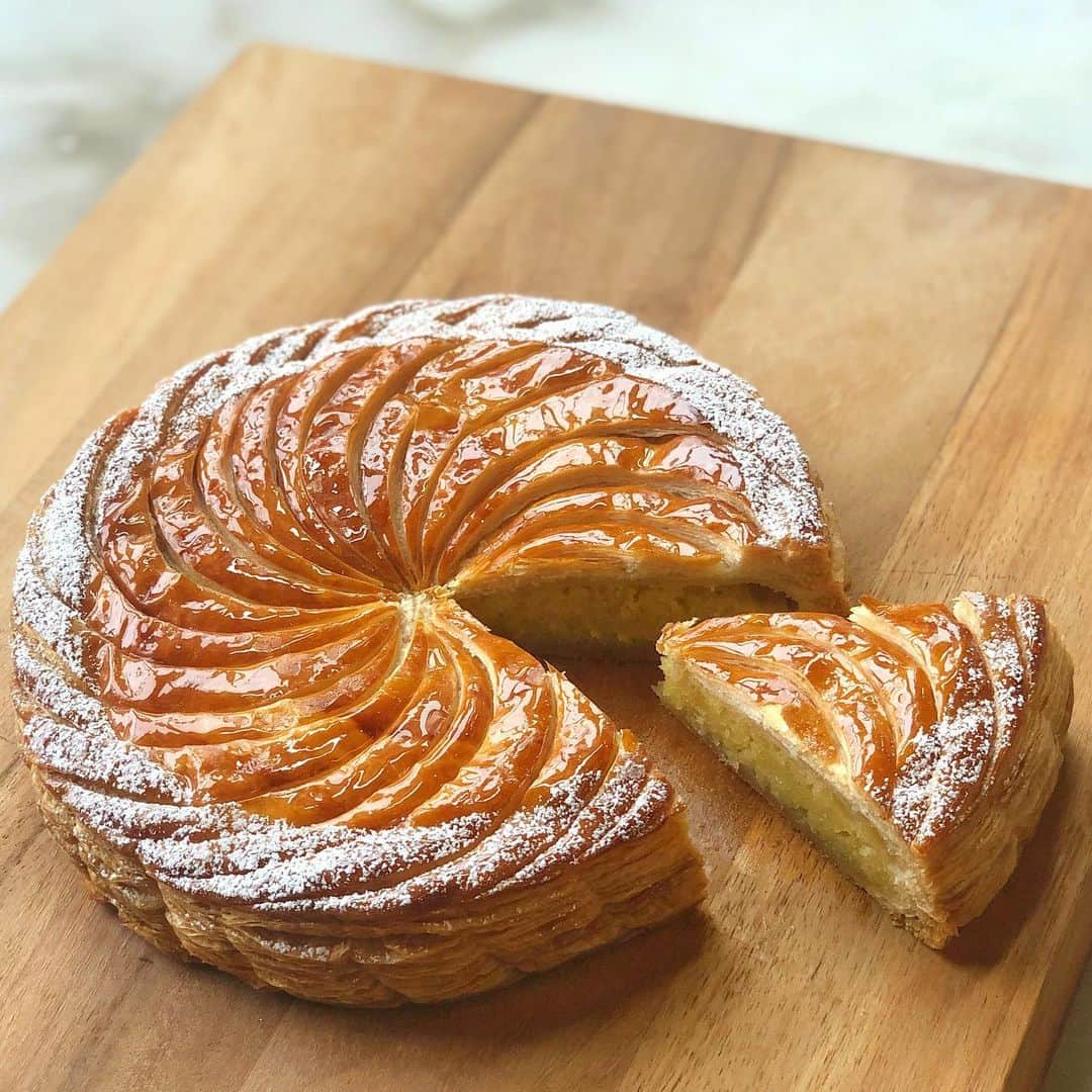 DOMINIQUE ANSEL BAKERYさんのインスタグラム写真 - (DOMINIQUE ANSEL BAKERYInstagram)「Our Galettes des Rois are here in Soho, whole and by the slice through January 24th. They’re one of my favorite pastries we make every year, with a flaky puff pastry crust hand-scored on top to resemble a crown, filled with creamy almond frangipane inside. These traditional French cakes are eaten to celebrate Epiphany (when the 3 kings visited baby Jesus), and come with a golden paper crown and little fève to hide inside, so whoever finds it is king or queen for the day. 👑 (Think: almond croissant in cake form!) Preorder whole galettes at DominiqueAnselNY.com/shop for pick-ups here at the Bakery.」12月26日 22時53分 - dominiqueansel
