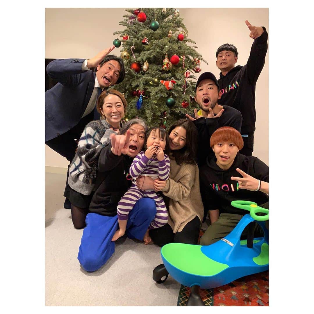 新田桂一のインスタグラム：「Merry Christmas 🎄🎅🤶🧑‍🎄 2020❣️また来年❣️めちゃ楽しかったね❣️ @yukari_magnese  @yuitonitta  @mynameislovenitta   コロナの心配もあり、連日おうちでディナー🥰 おうちで温かい料理に、子供達の笑顔に久々にゆっくり話せるお友達たちと会えたり楽しかった☺️ サンタも🎅🏼今年は沢山登場してくれて感謝♥️ 何度現れてもユイトはビックリして嬉しそうでした☺️ パパわぁ？？って言われて焦りました😂 また新年会も安全に楽しくできたらいいな！」