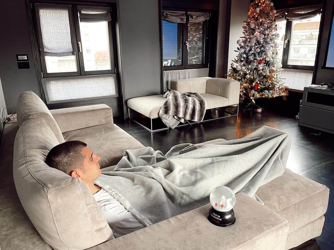 アルバロ・モラタのインスタグラム：「Días de Navidad en familia, qué importante es no perder nunca la conexión con aquellos que más queremos. Hoy cine en casa descubriendo el último trabajo de George Clooney, protagonizada y dirigida por él, #cielodemedianochenetflix con la persona más importante de mi vida @alicecampello. Ya en @netflixes」
